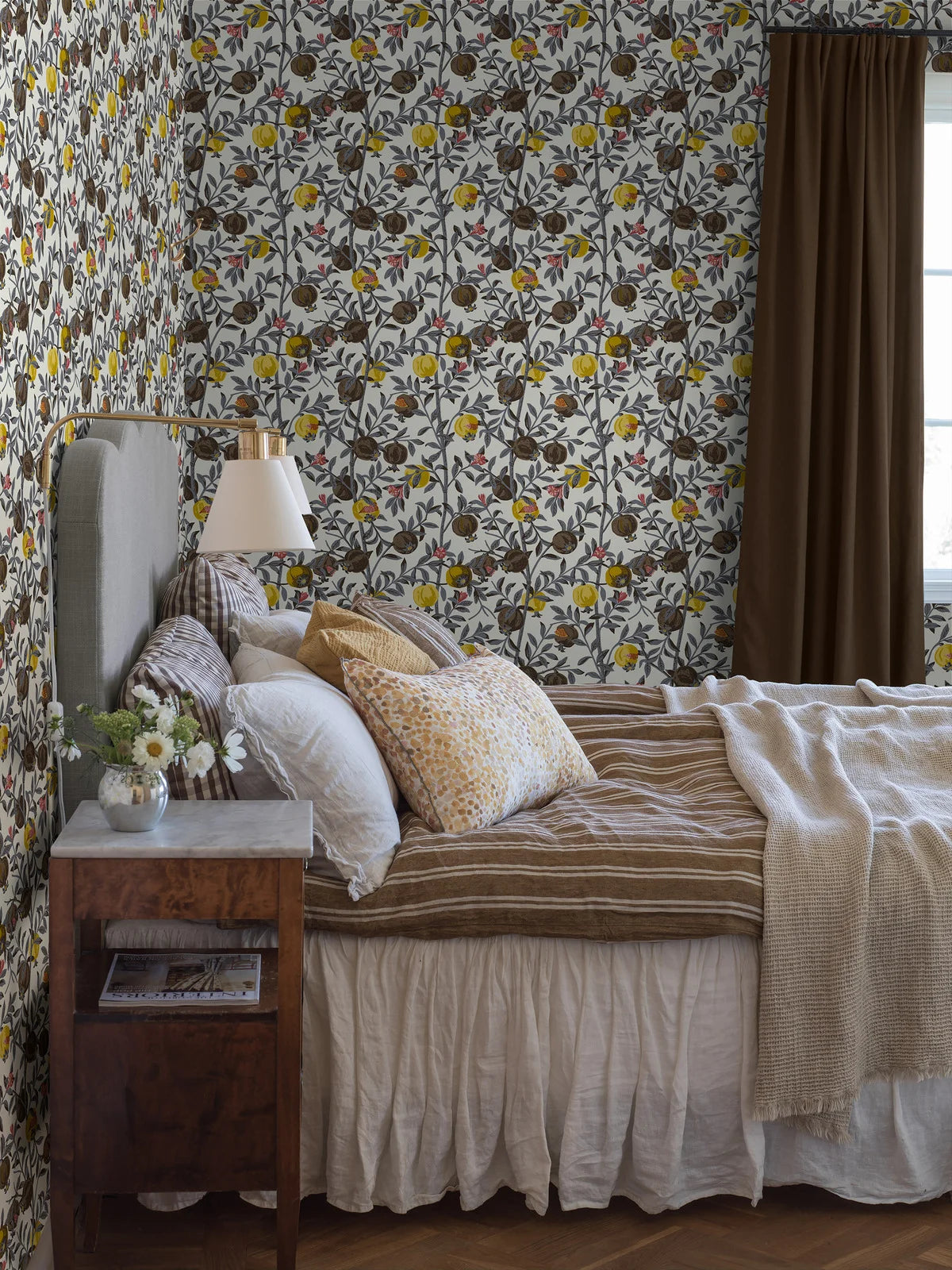 Tapeta s rastlinným vzorom ovocia GRANATAPPLE biela s hnedou