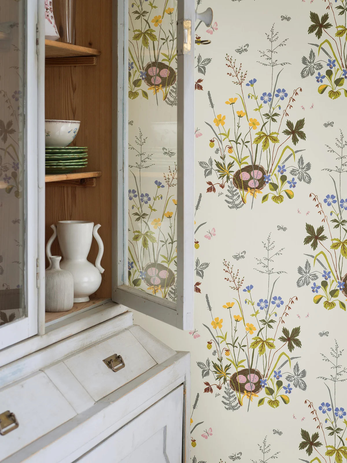 Tapeta s rastlinným vzorom kvetov FAGELBO krémová s hnedou