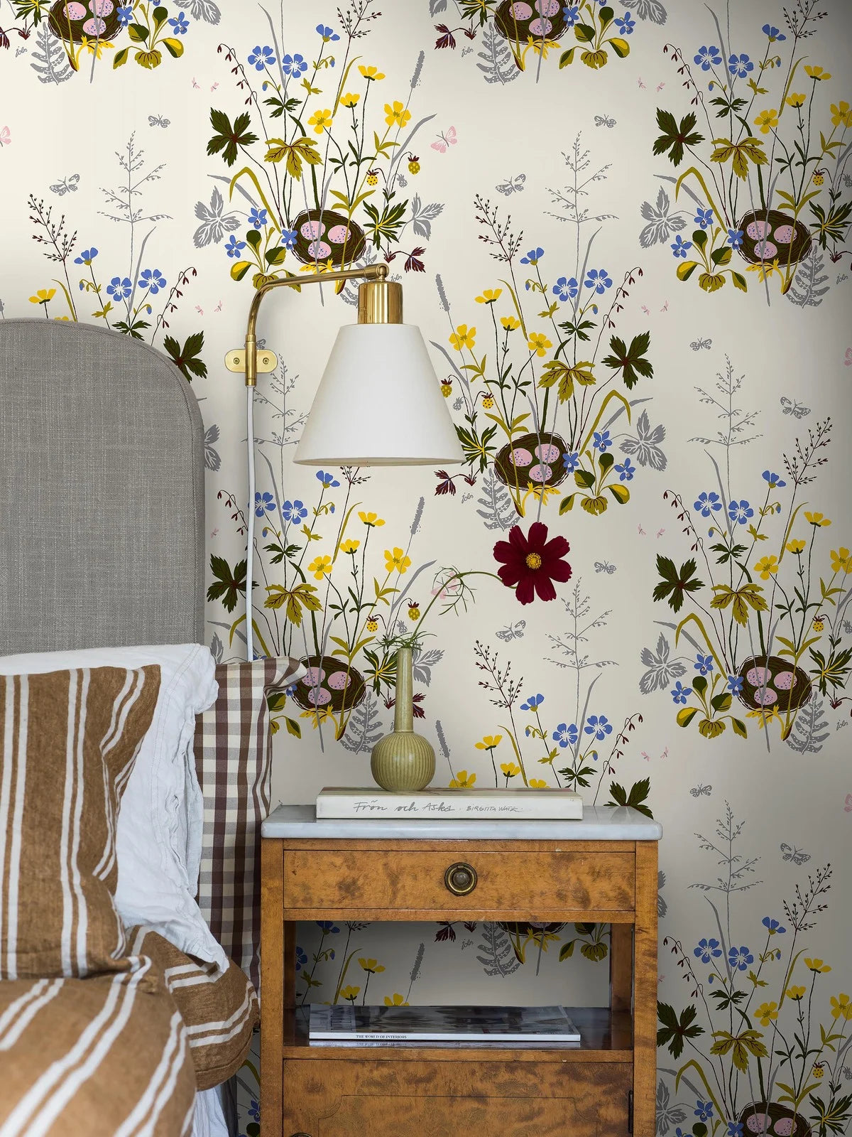 Tapeta s rastlinným vzorom kvetov FAGELBO krémová s hnedou