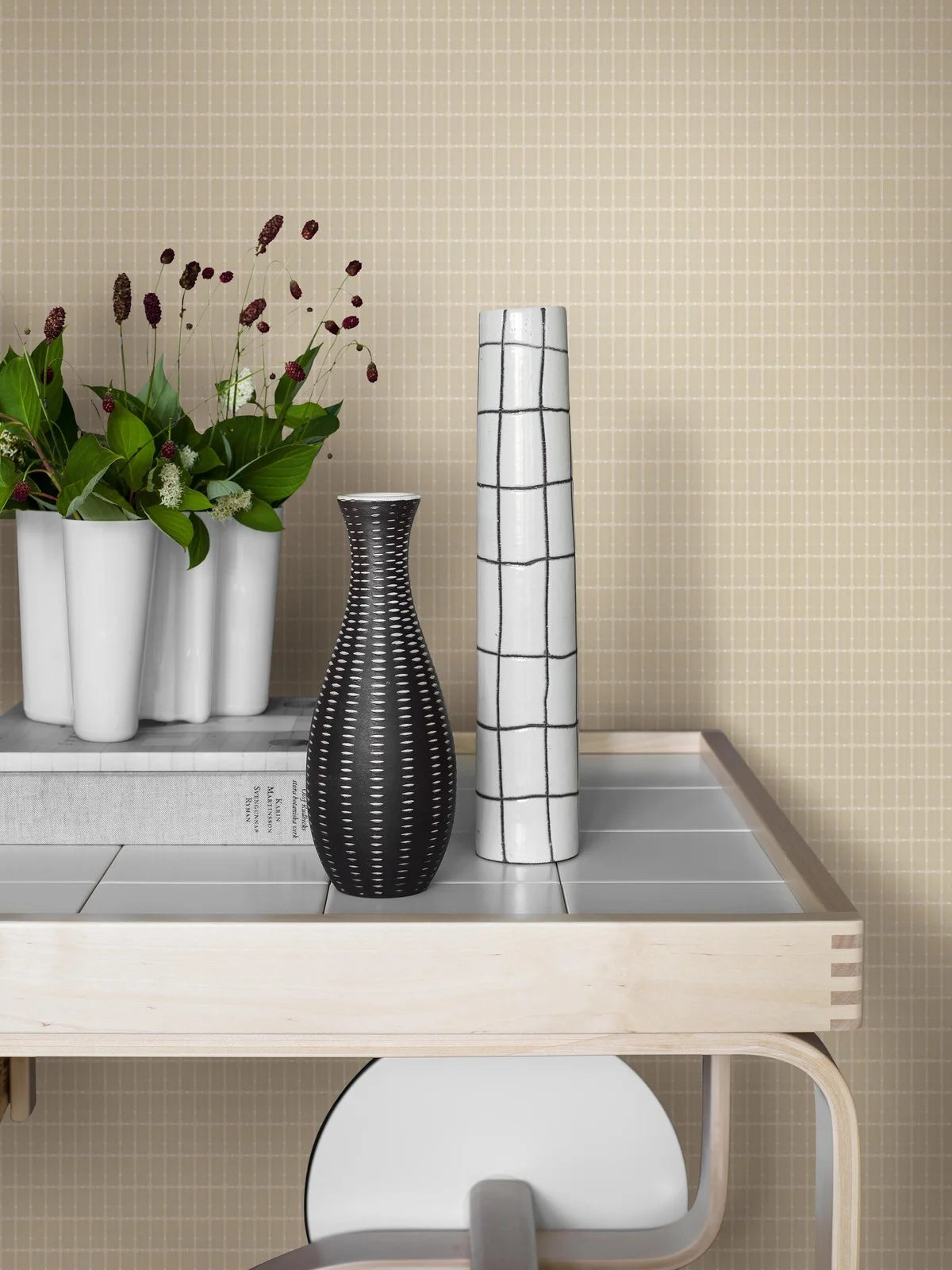 Papierová flizelínová tapeta s károvaným vzorom ALVAR AALTO M.I.T pieskový béžový