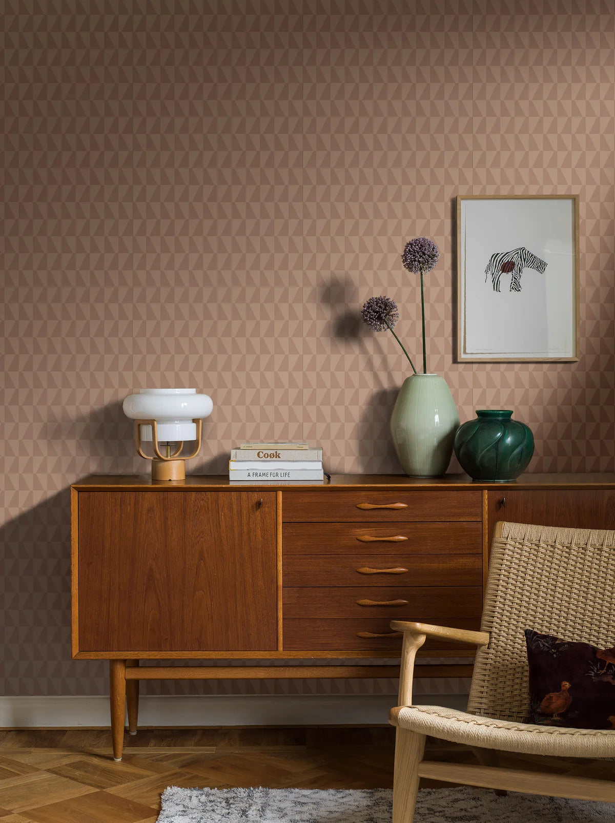 Papierová flizelínová tapeta s geometrickým vzorom TRAPEZ špinavá ružová s béžovou