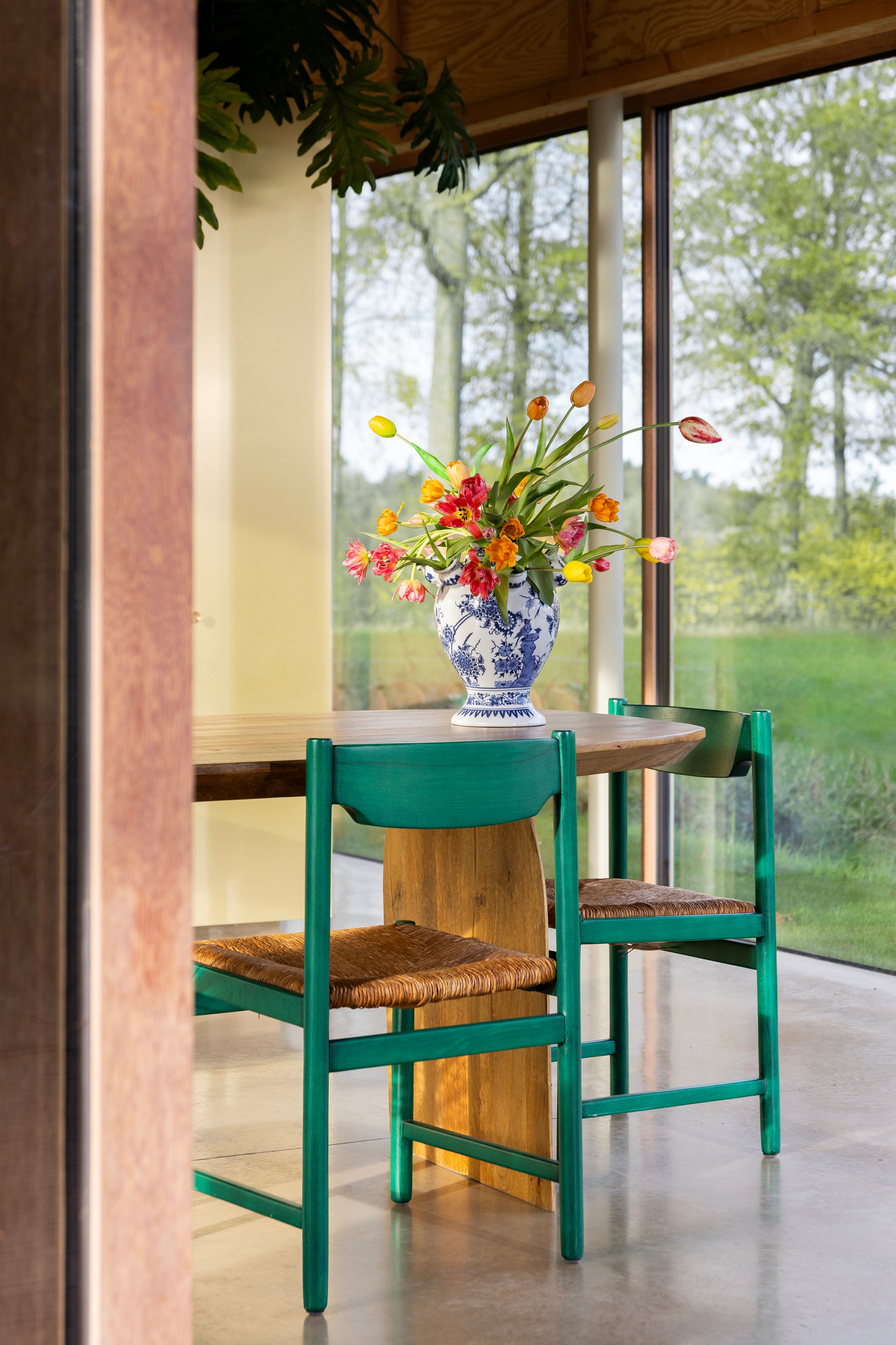 Váza TULIP CASCADE biela s modrou