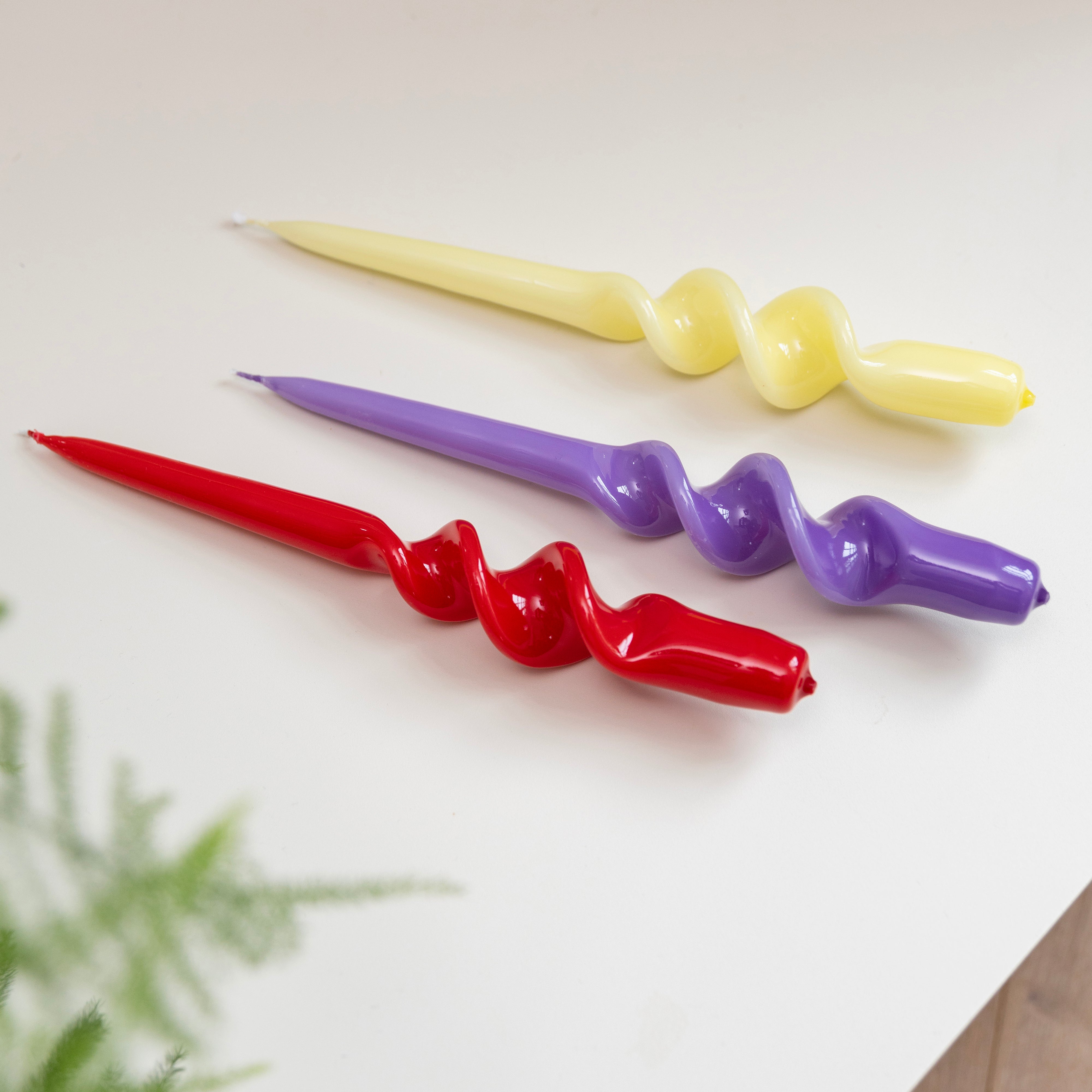 Súprava sviečok ALPHA SUNSET fialová s červenou a žltou