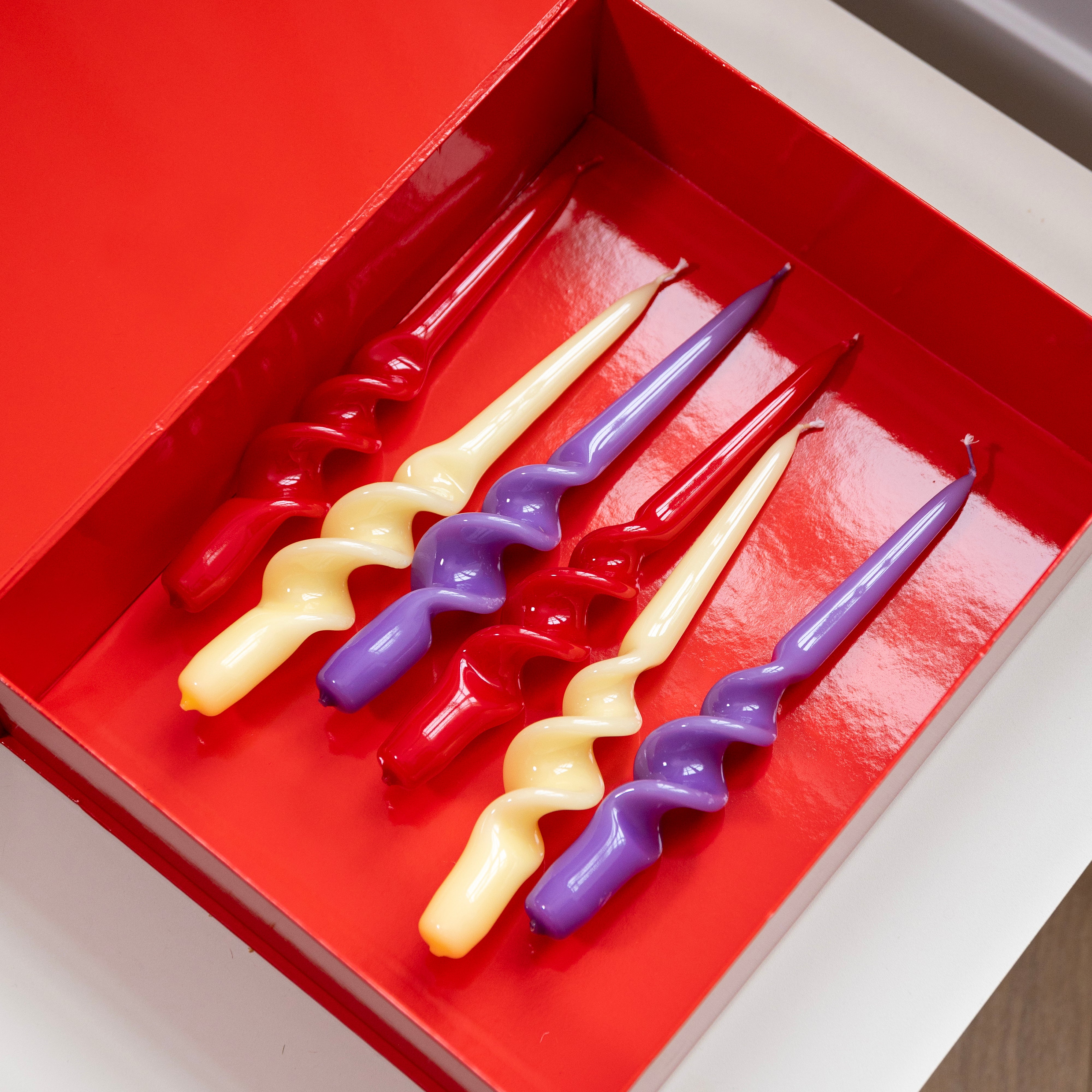 Súprava sviečok ALPHA SUNSET fialová s červenou a žltou