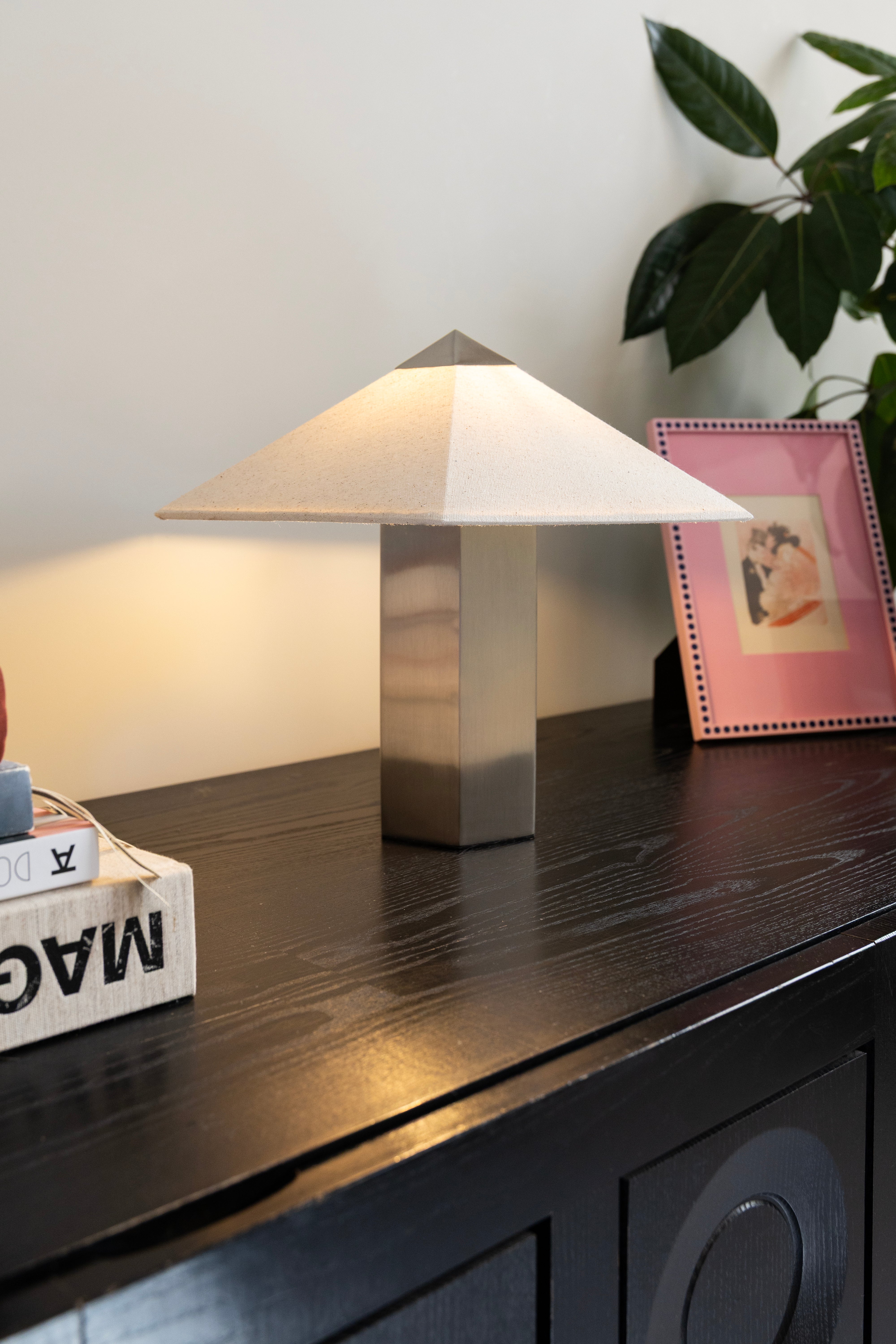 Stolná lampa PHIRA strieborná s ľanovým tienidlom