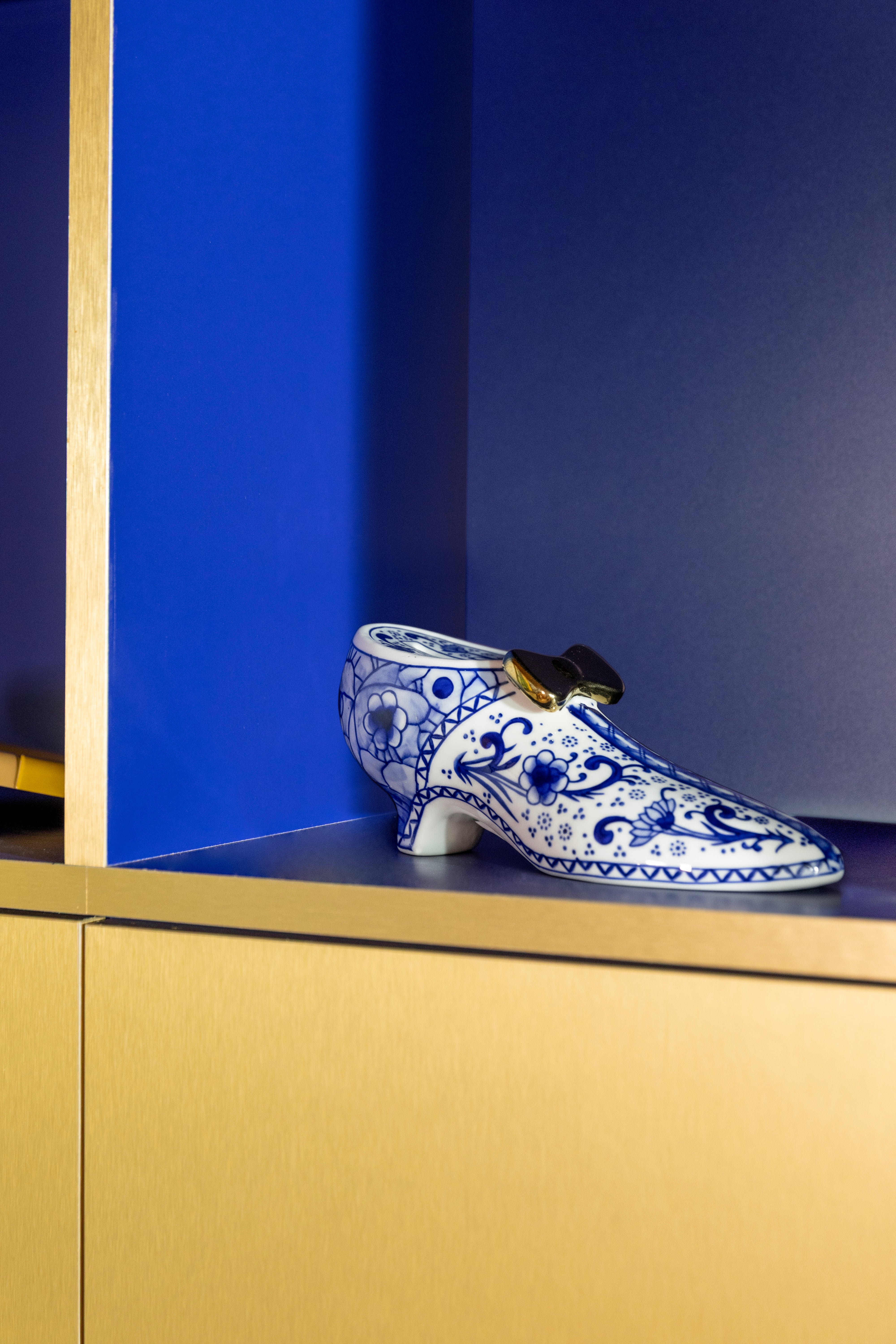 Skarbonka DELFTWARE SHOE biela s modrou