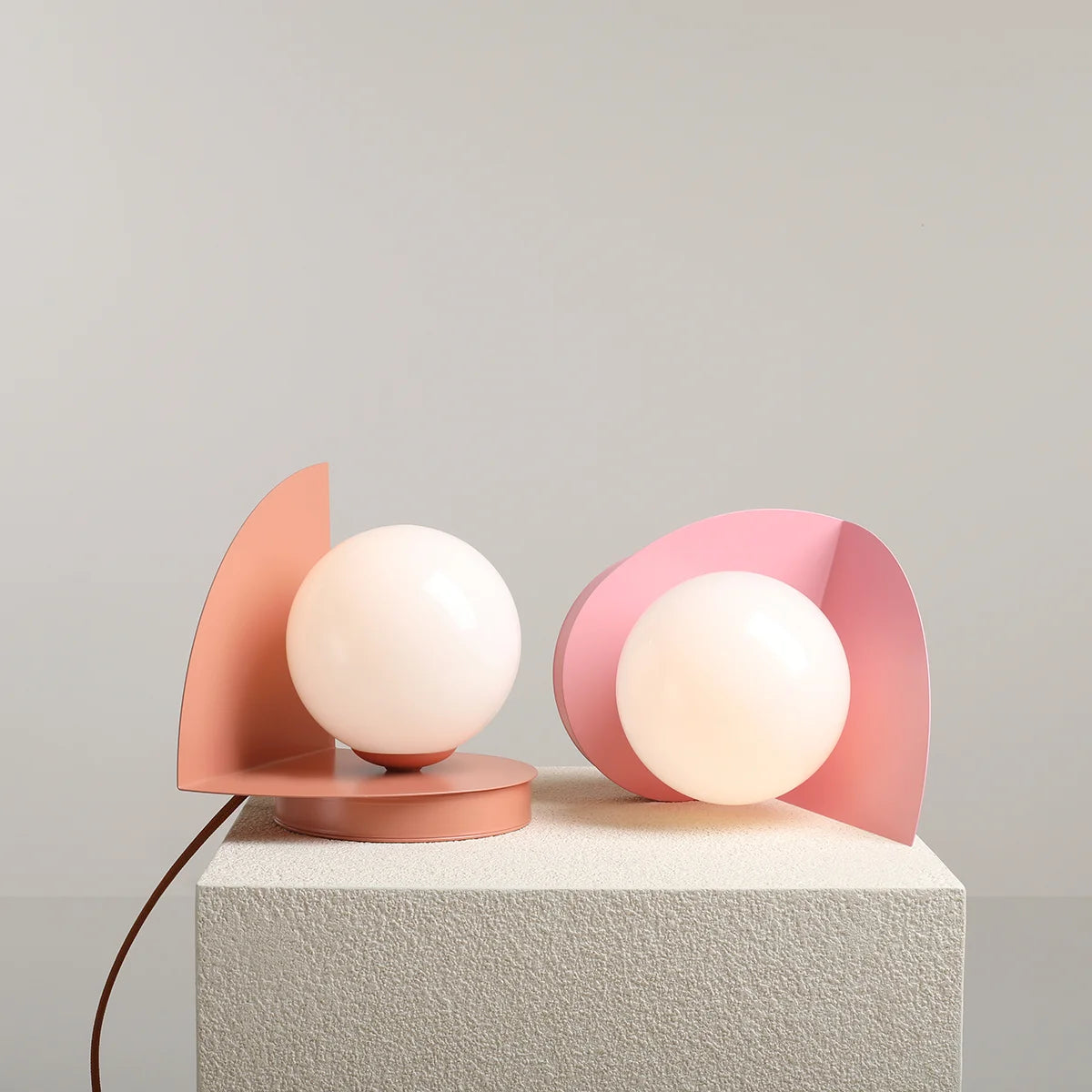 Loop pink table lamp