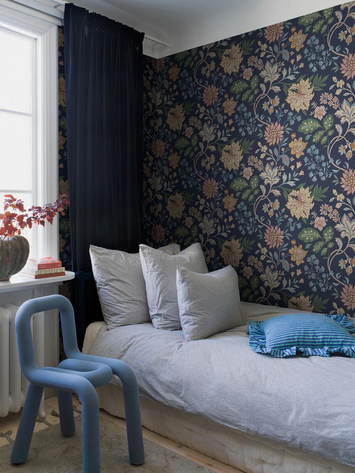 Papierová flizelínová tapeta s rastlinným vzorom ALICIA tmavomodrá so žltou