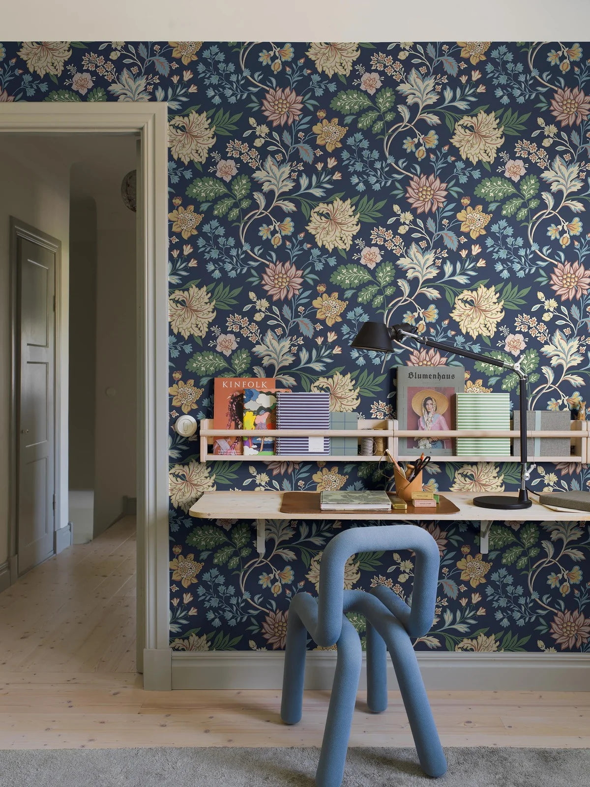 Papierová flizelínová tapeta s rastlinným vzorom ALICIA tmavomodrá so žltou