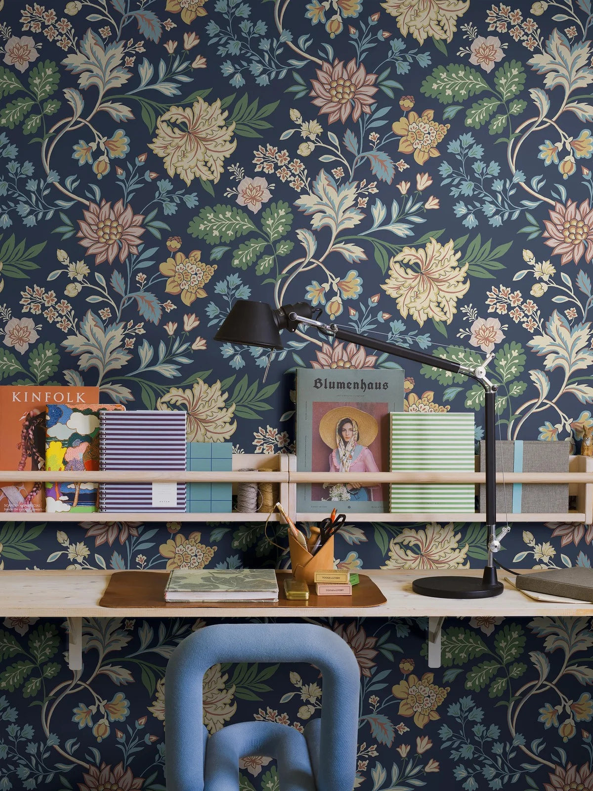 Papierová flizelínová tapeta s rastlinným vzorom ALICIA tmavomodrá so žltou