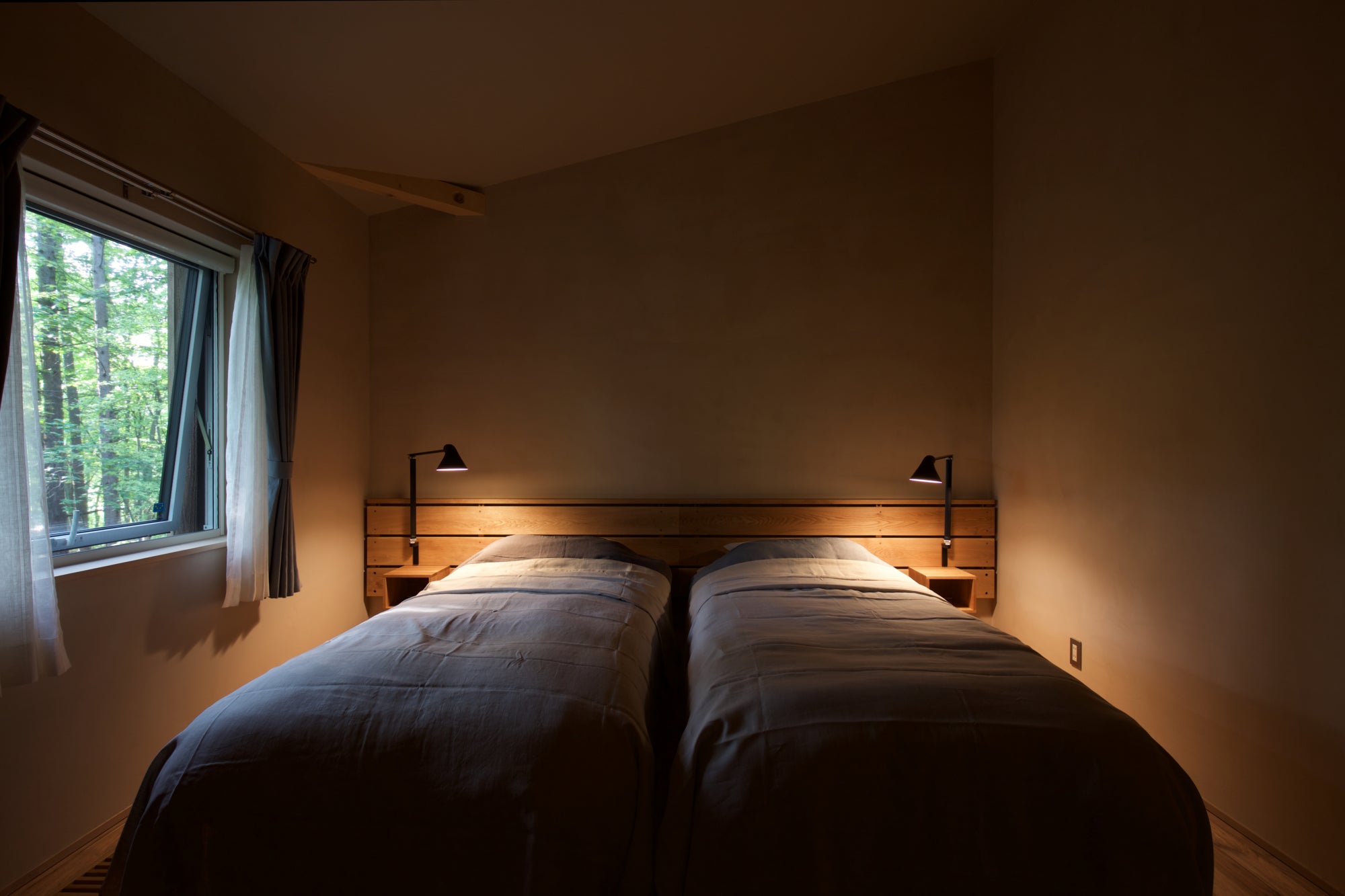 Nastaviteľná nástenná lampa na ramene NJP čierna