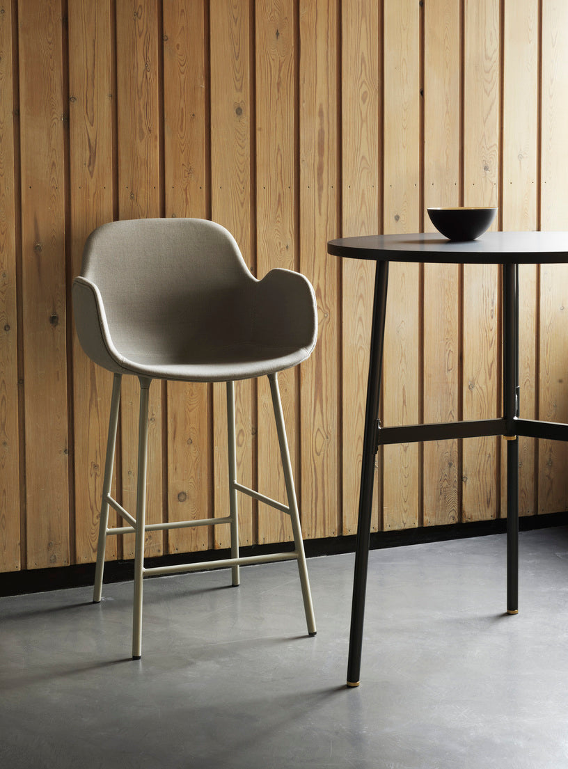 Bar chair upholstered with armrests of forms with a red base