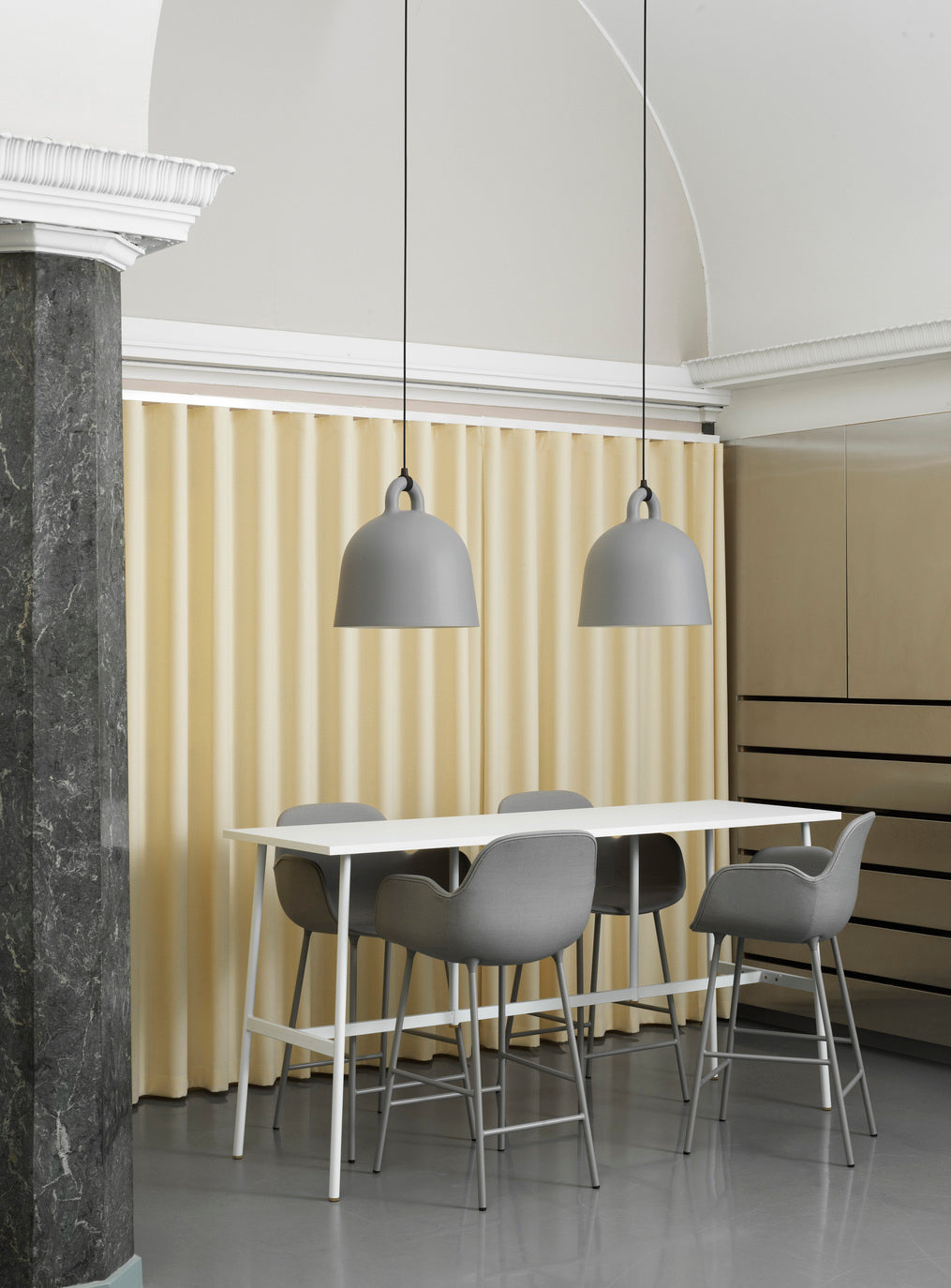 Bar chair upholstered with armrests of forms with warm gray base