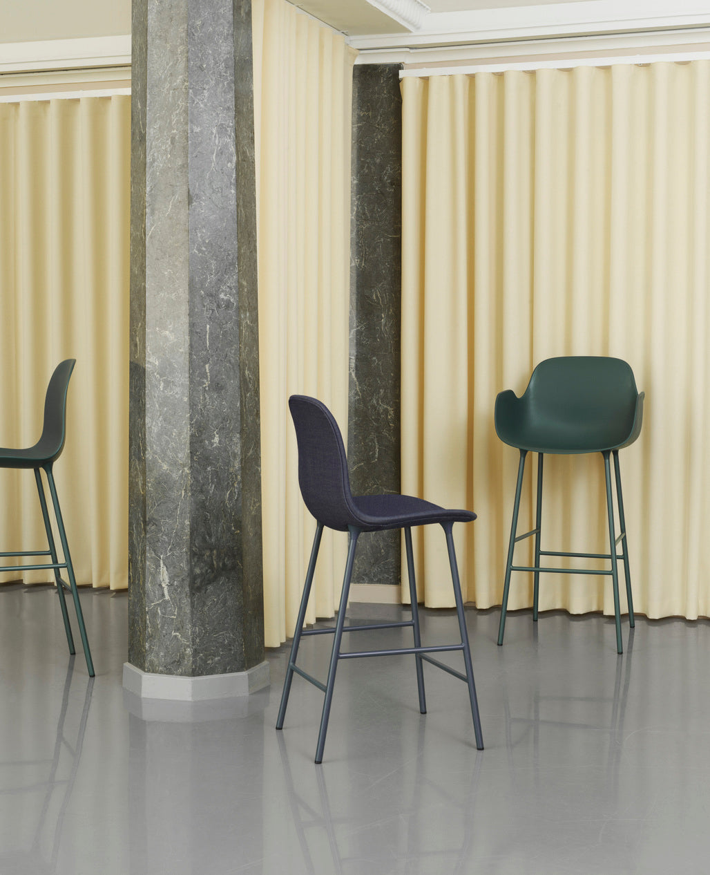 Barová stolička FORM biela