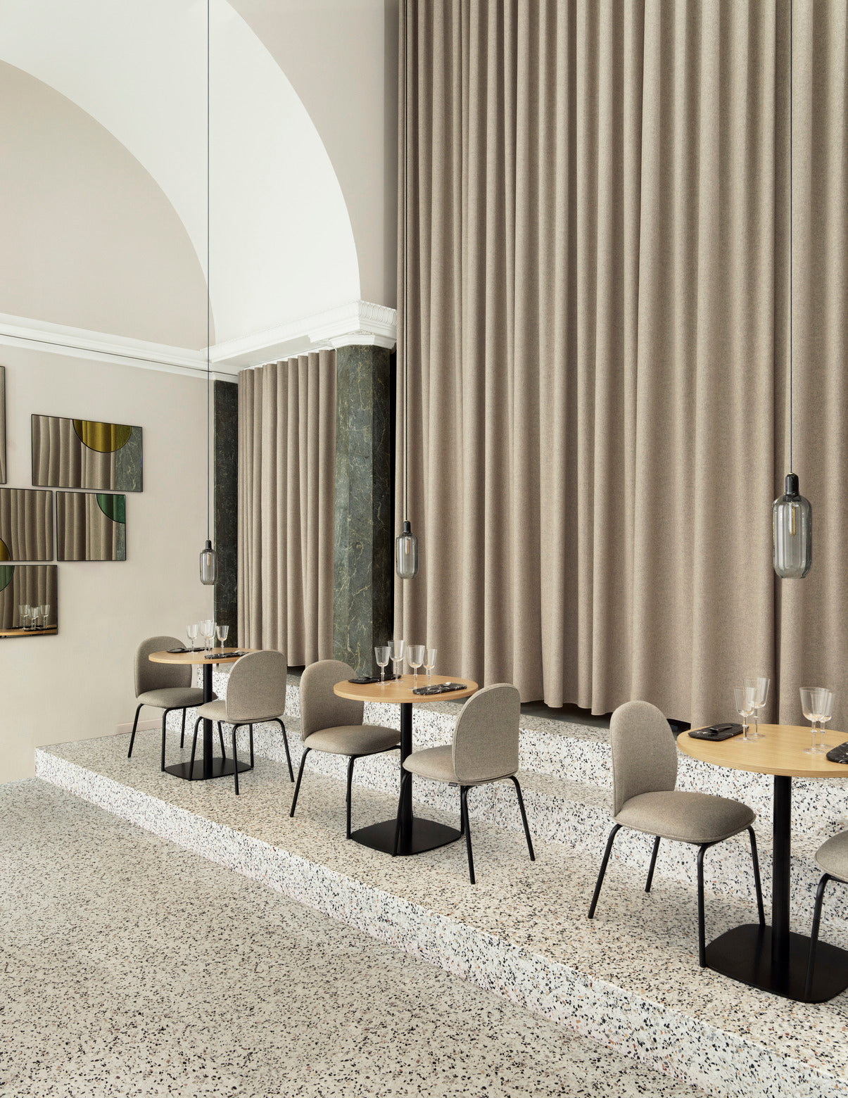 Stolička ACE čierna základňa