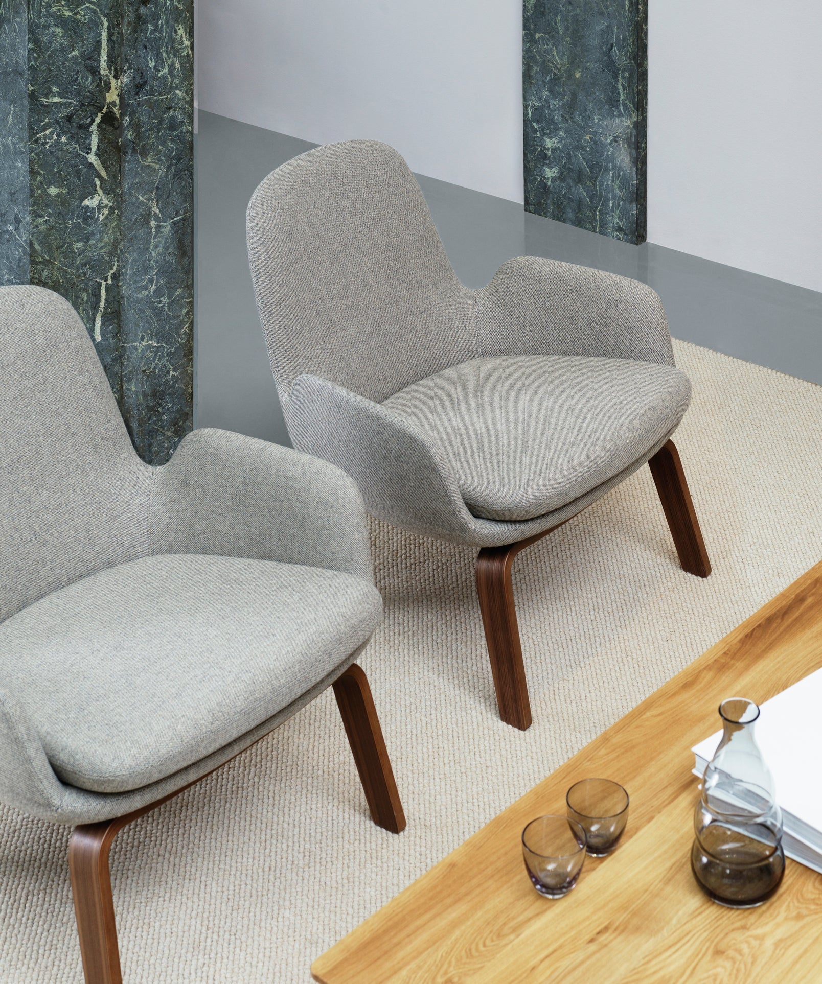 Čalúnené kreslo ERA LOW čierna dubová základňa