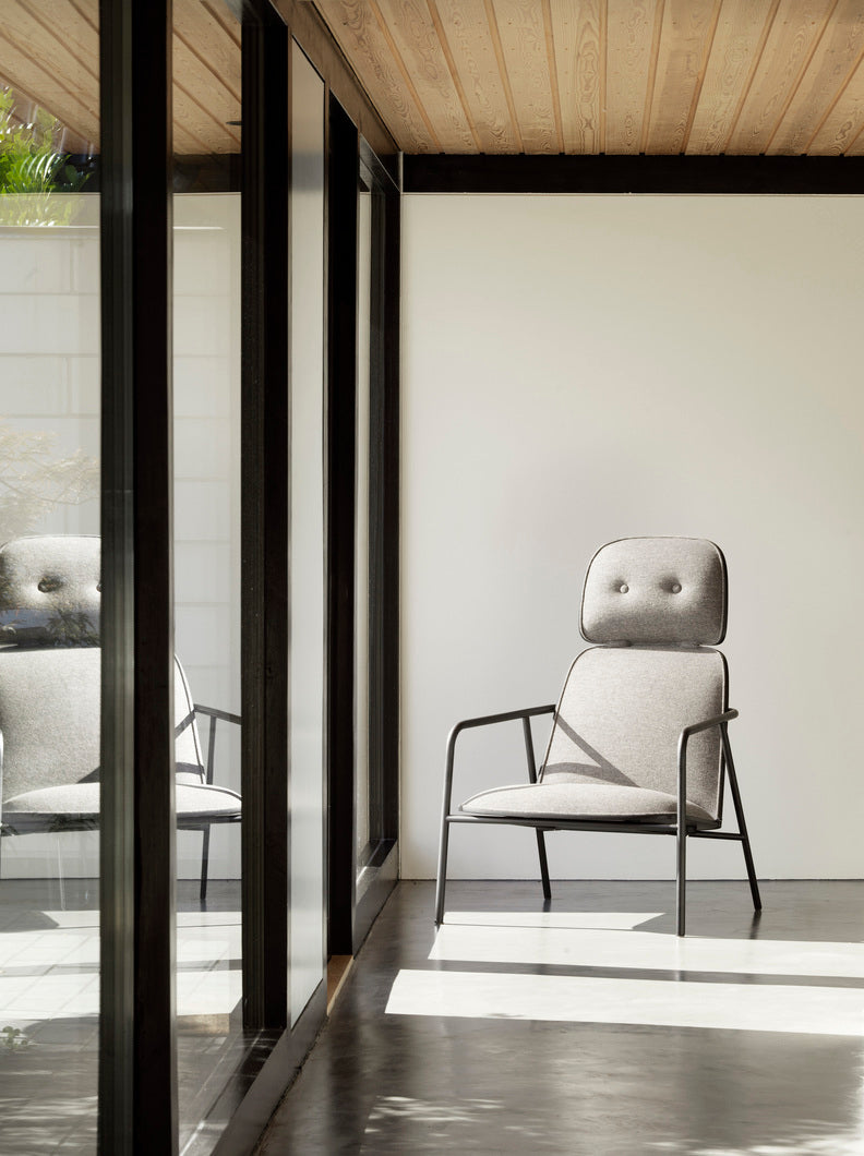 Fotel PAD HIGH czarny fornir jesionowy z szarą podstawą