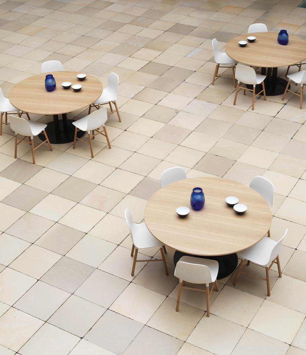 Round table Scala veneered top with a black base