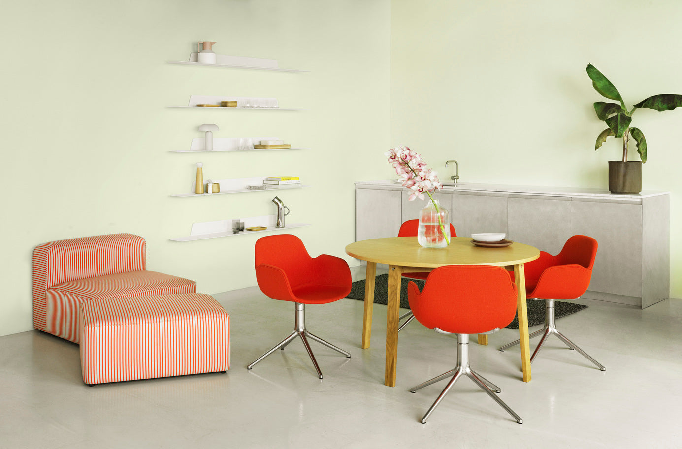 Office chair with 4L gray armrests with an aluminum base