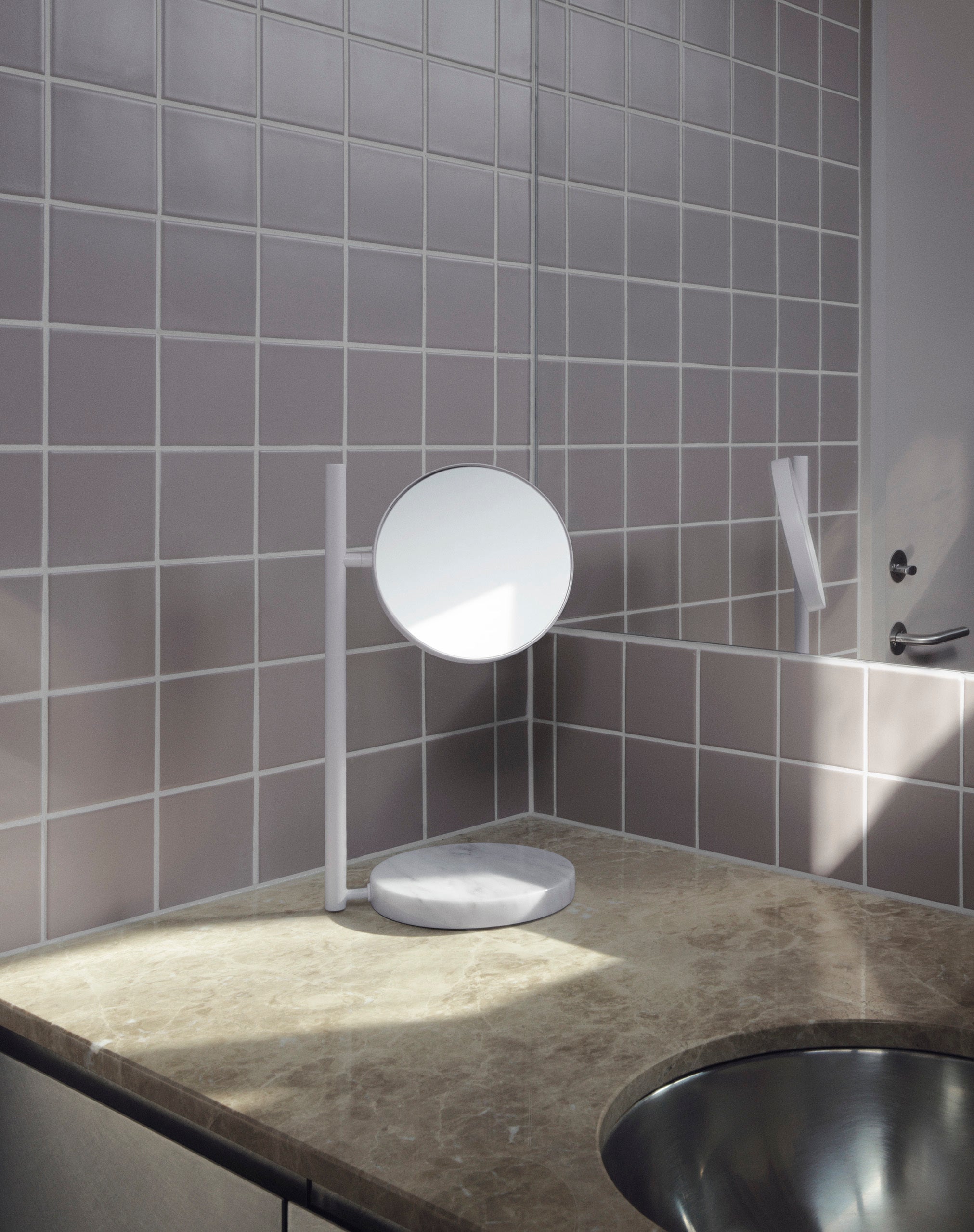 Stojaca lampa POSE biely mramor