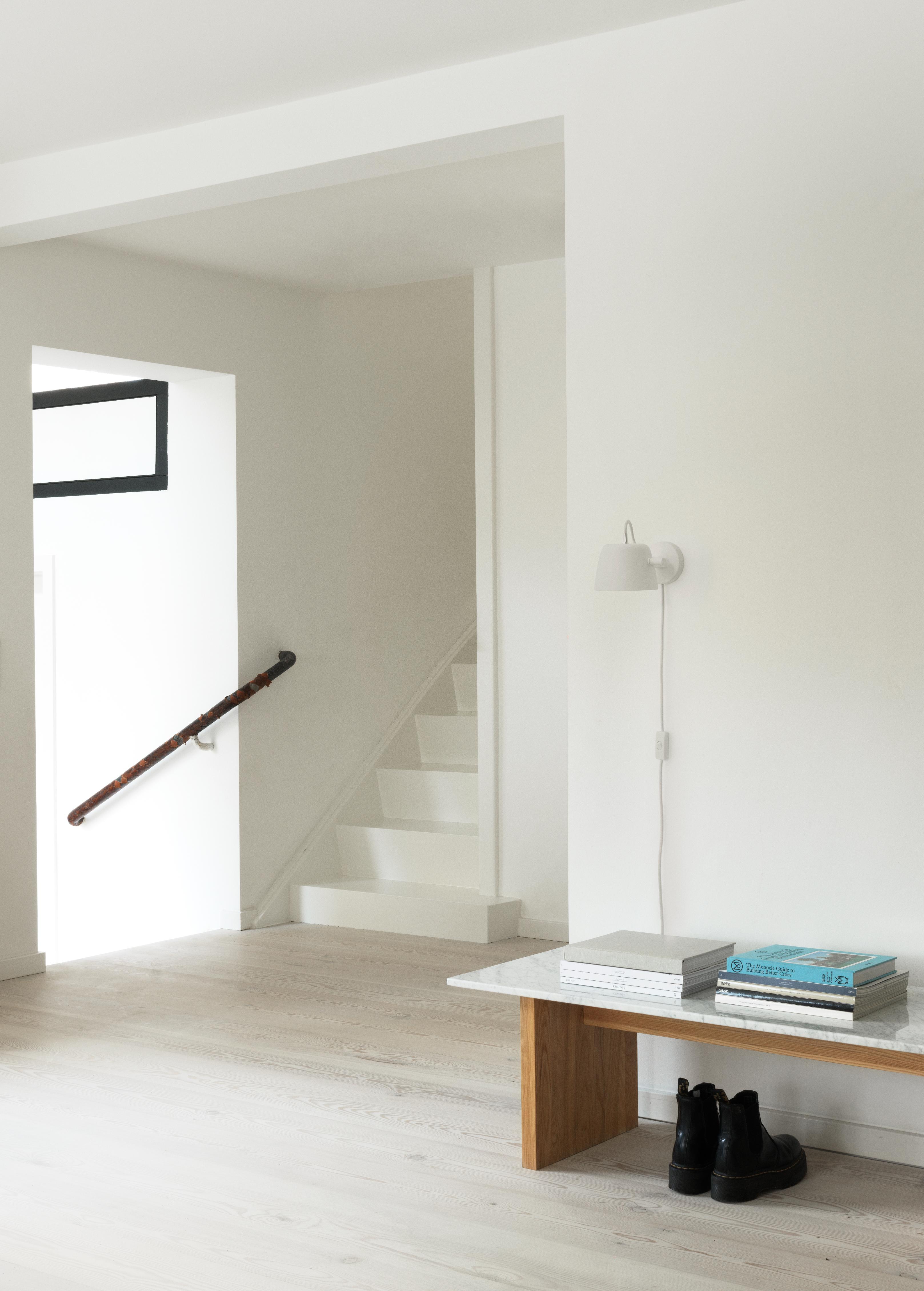 Biely nástenný svietidlo TUB