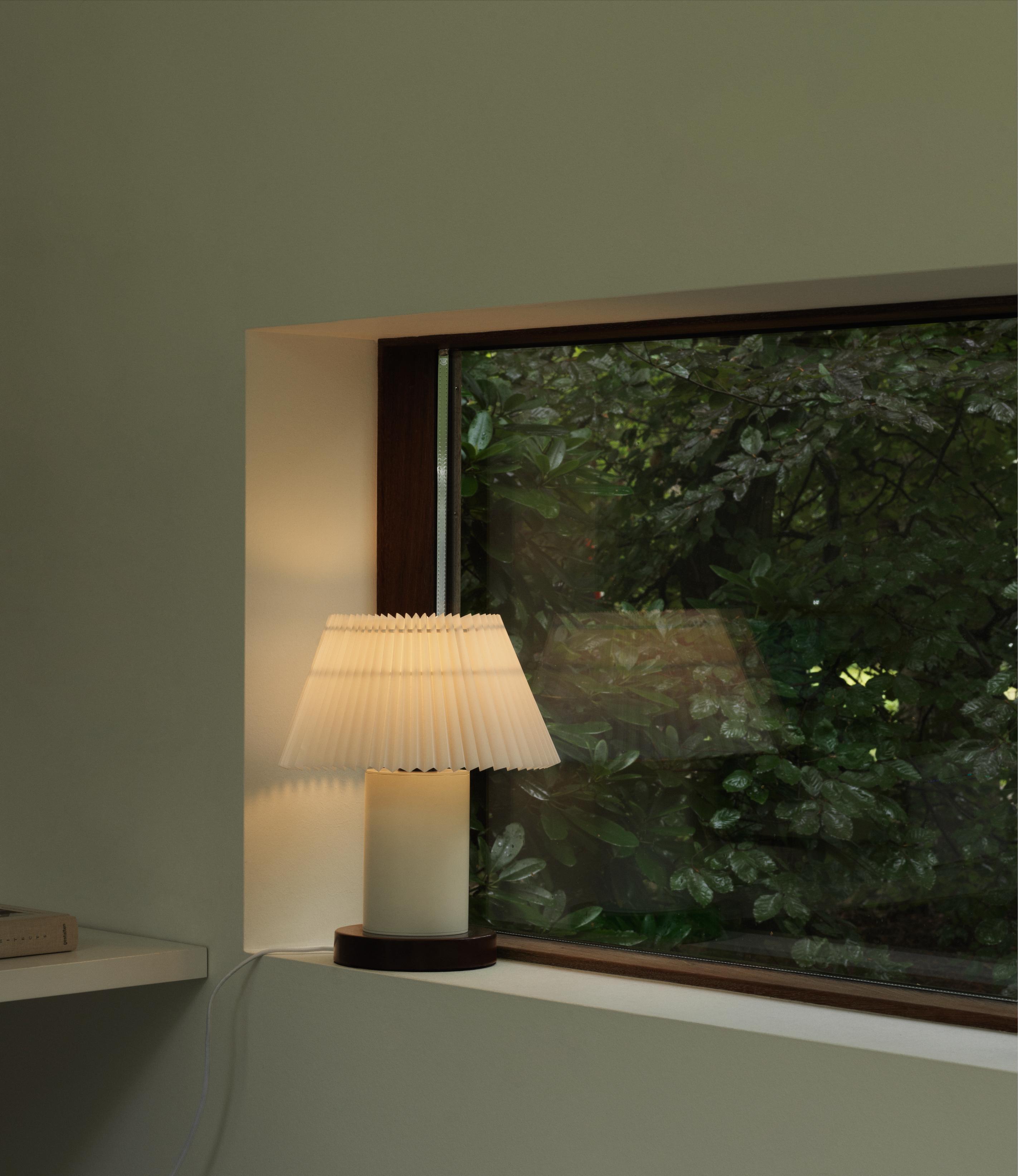 Stolná lampa CELLU biela s hnedým podstavcom