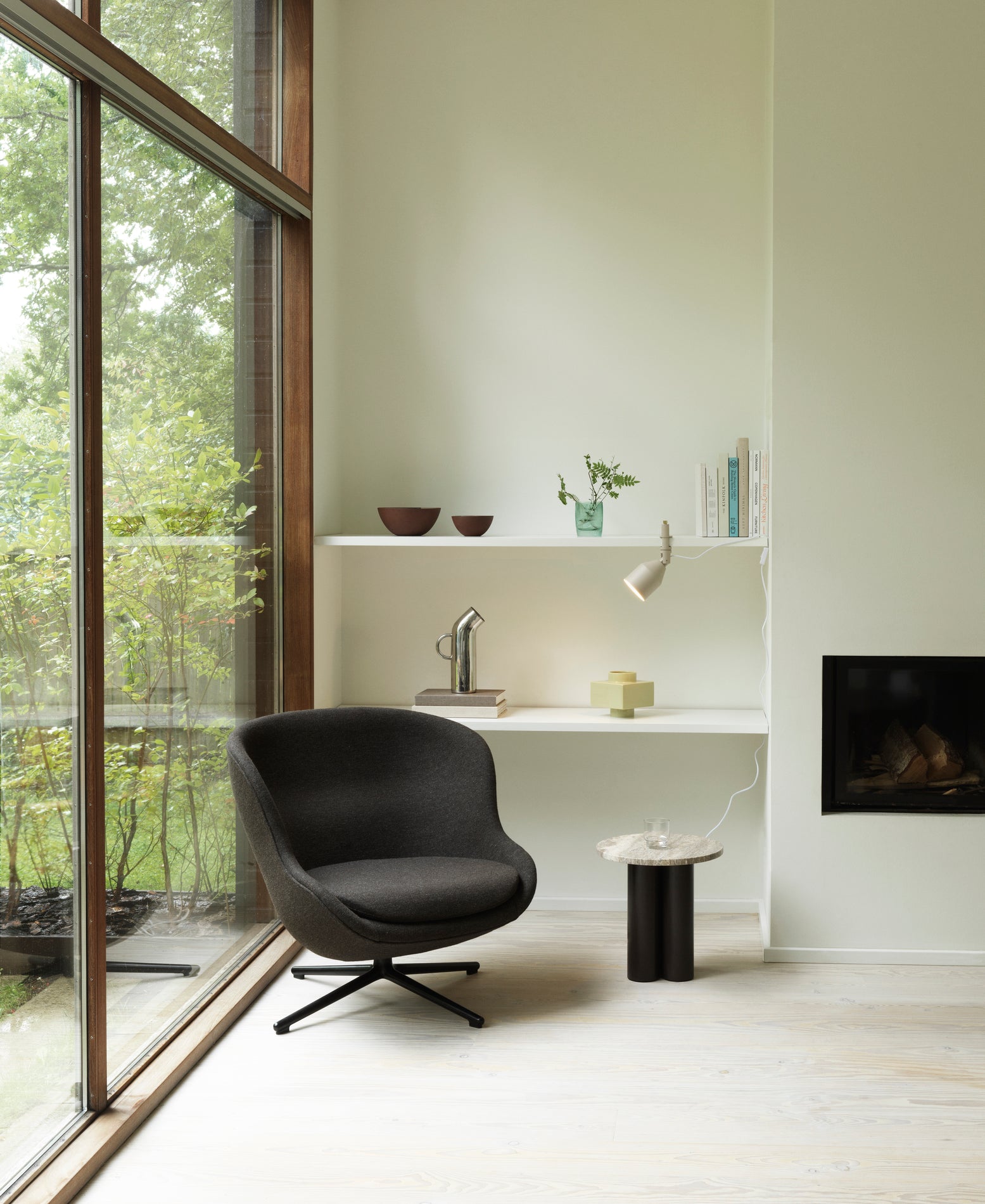 Čalúnené kreslo HYG LOW s čiernym nastaviteľným podstavcom