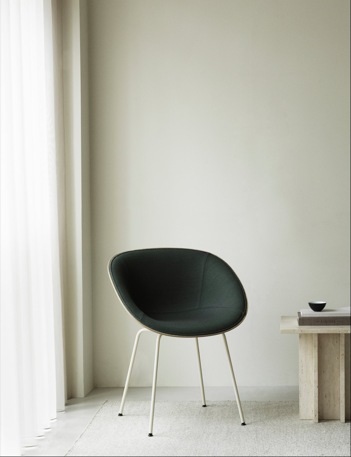 Čalúnené kreslo MAT s krémovým podstavcom