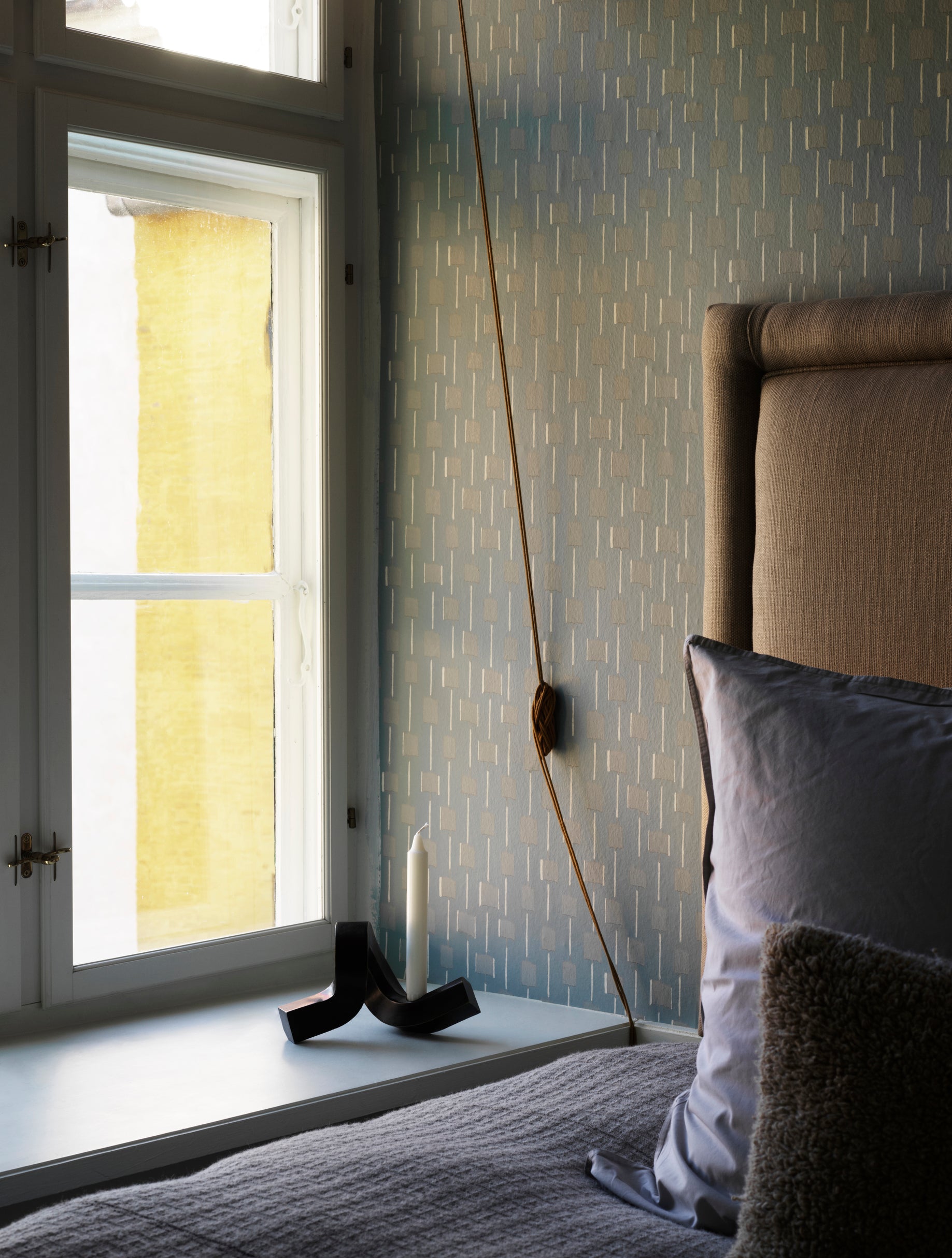 Svietnik CROOKED ONE bronzovaný mosadz