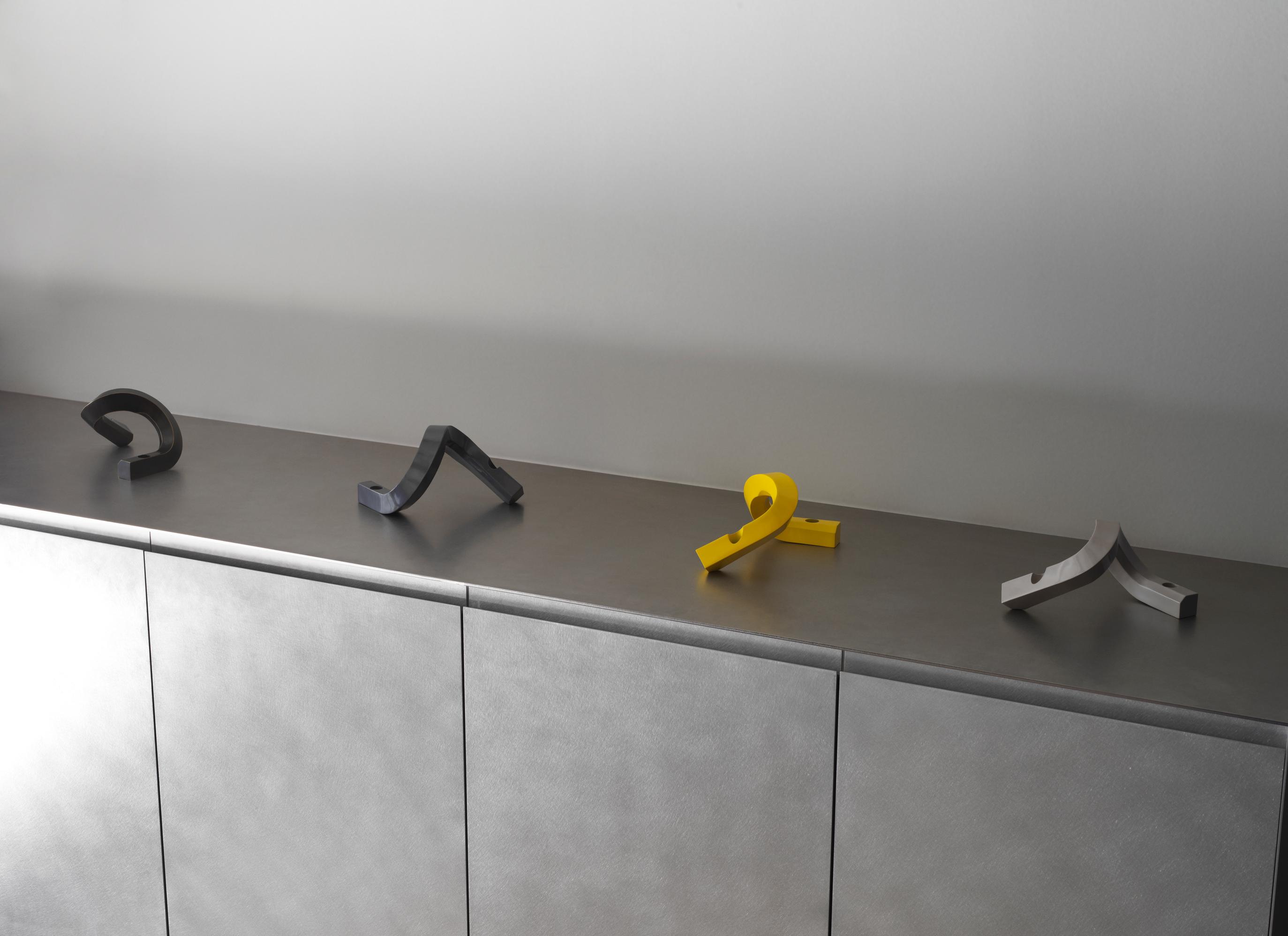 Svietnik CROOKED TWO teplá šedá