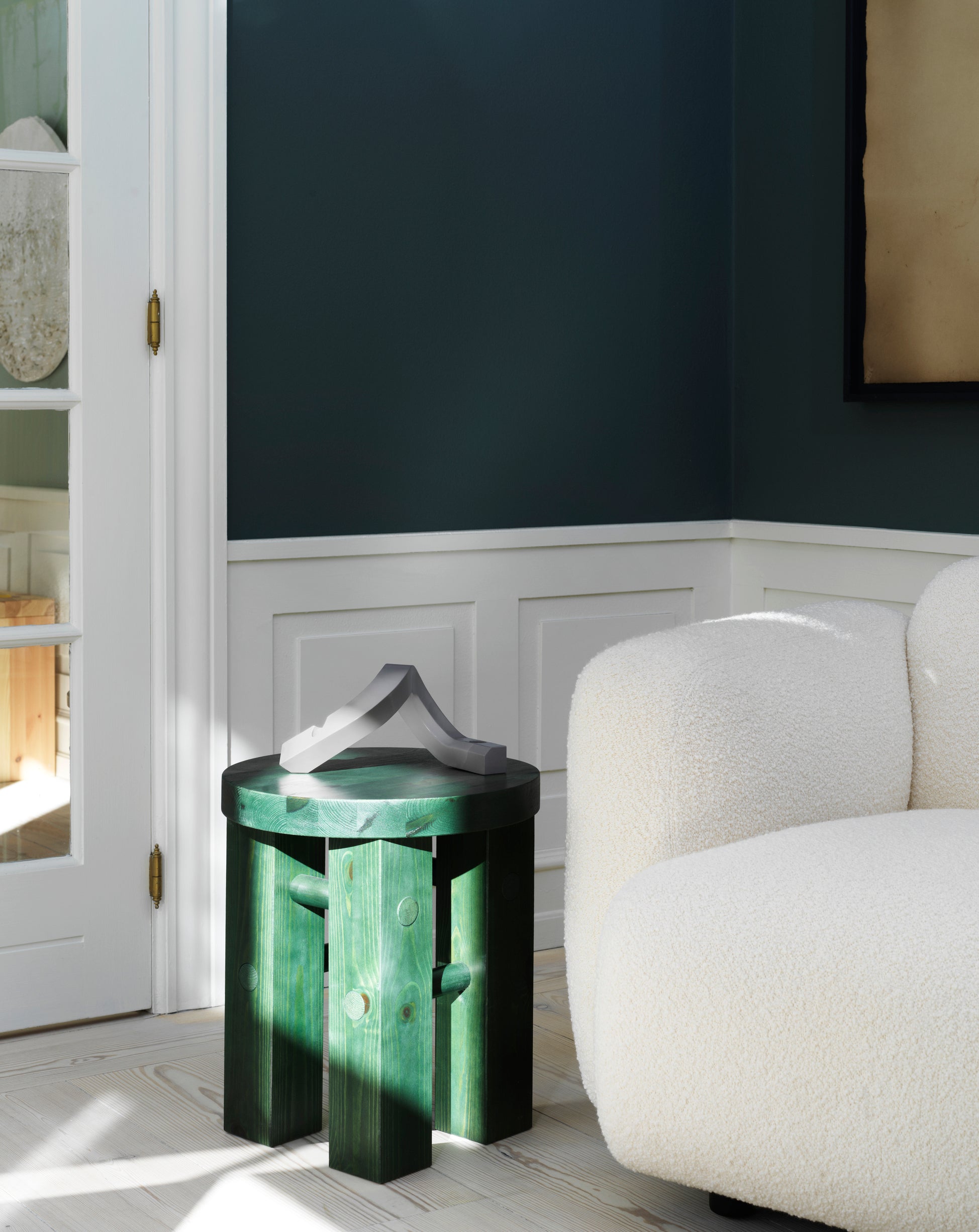 Svietnik CROOKED TWO teplá šedá