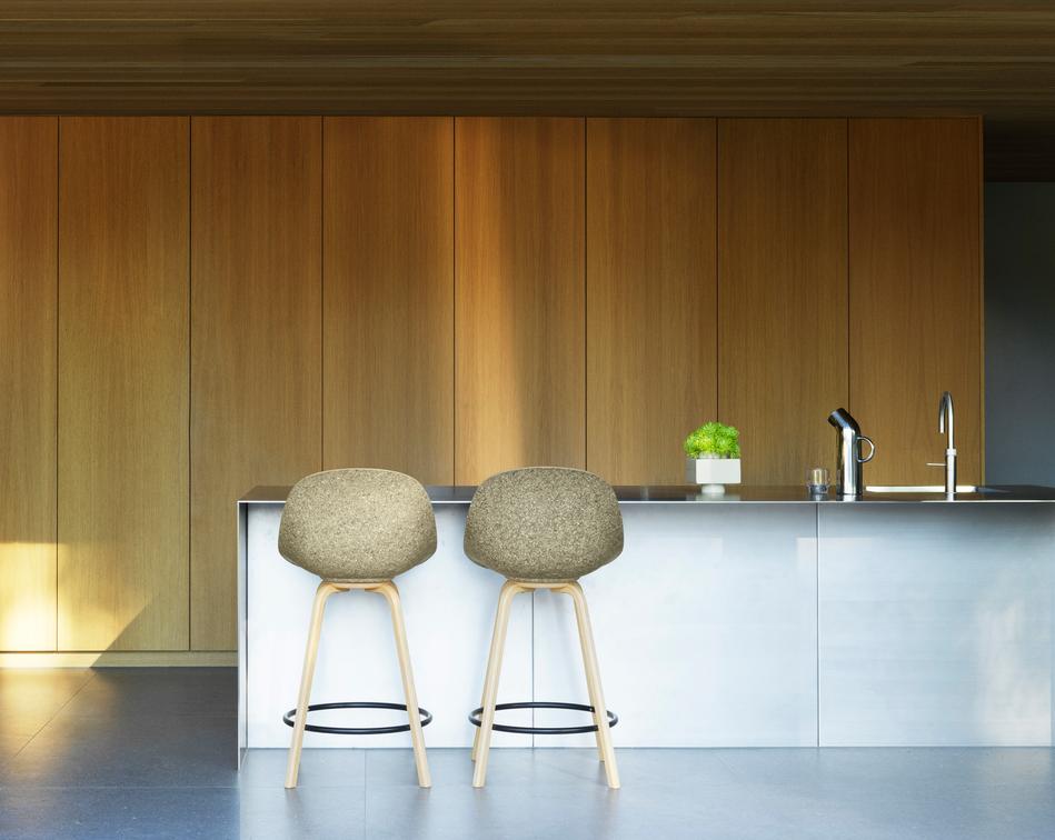 Bar chair with backwards upholstered mat