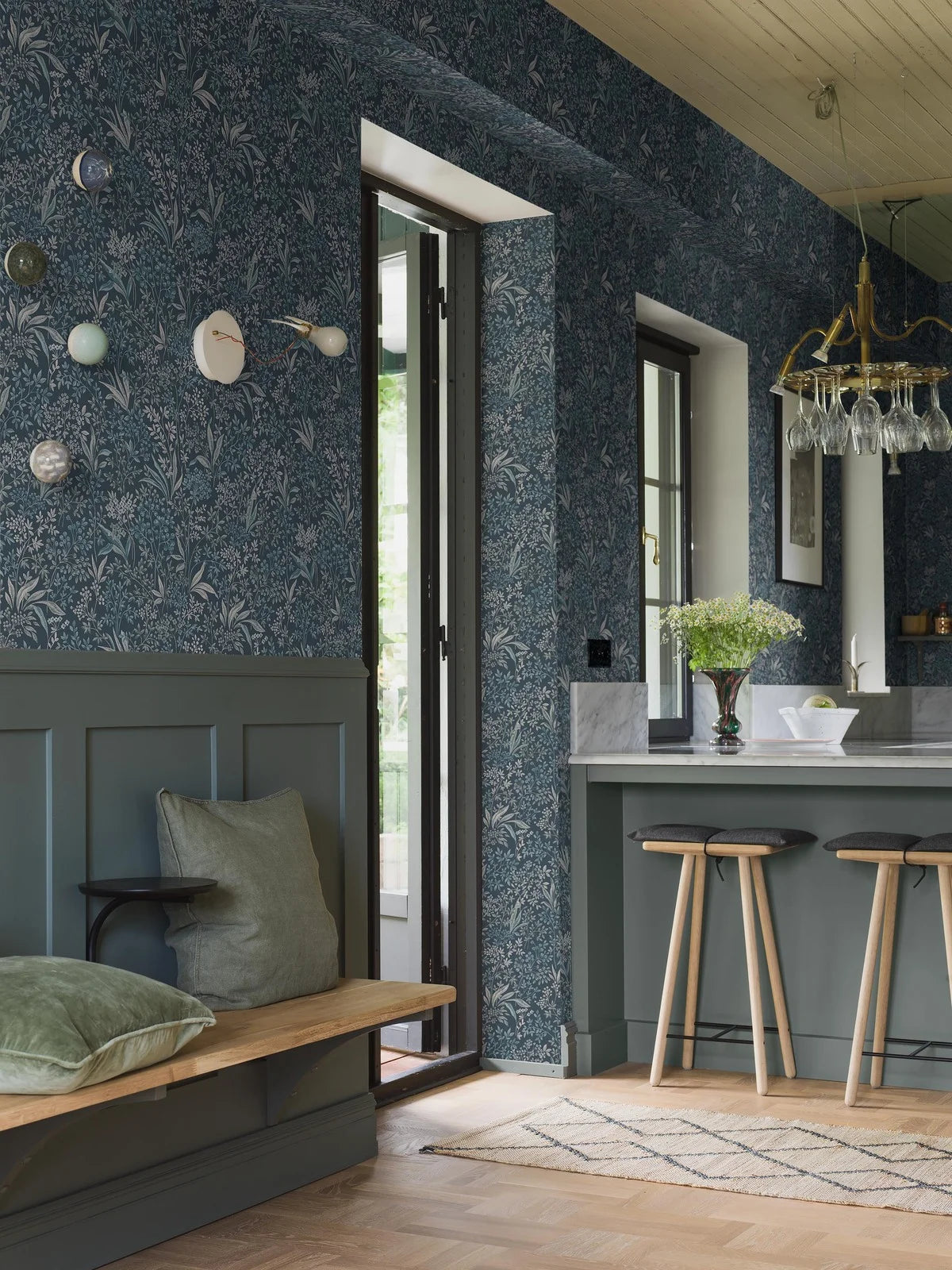 Papierová flizelínová tapeta s rastlinným vzorom NOCTURNE tmavomodrá