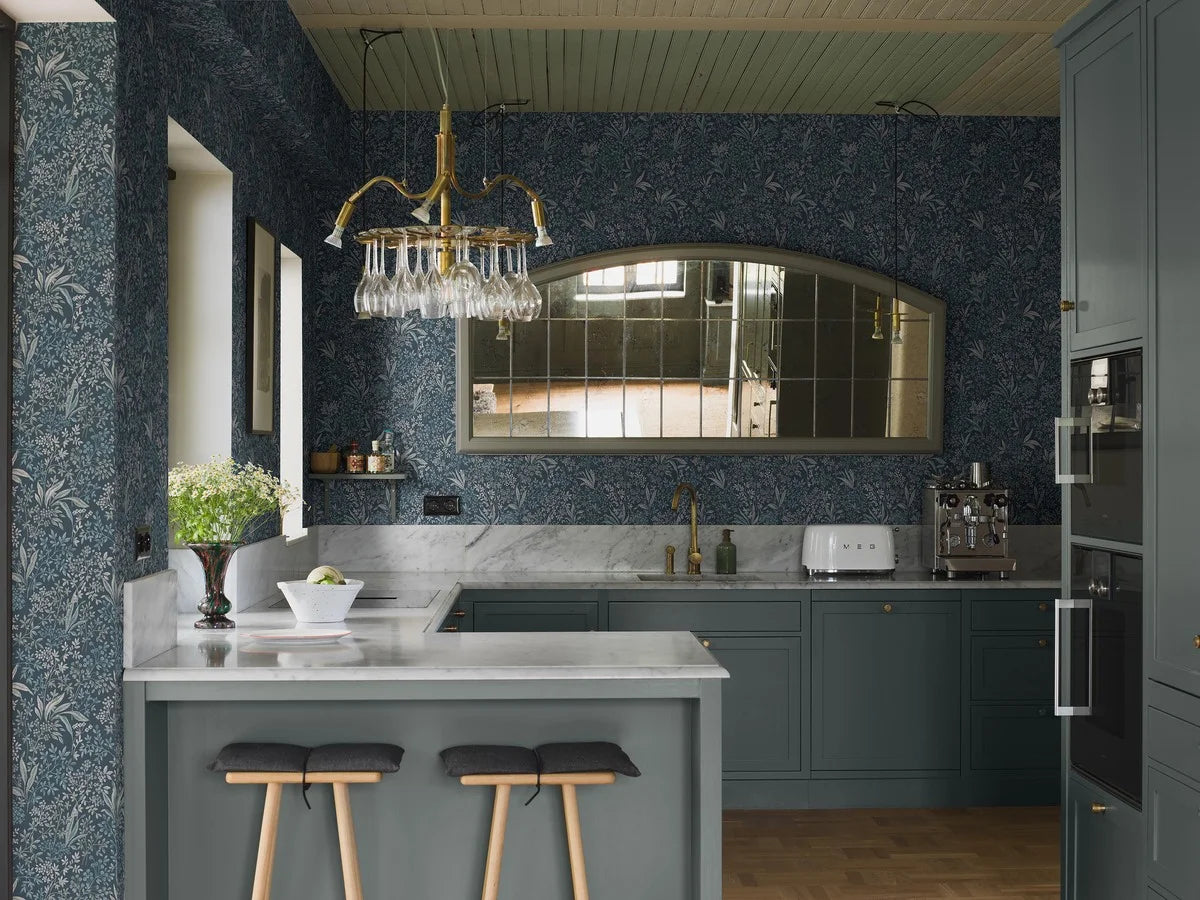 Papierová flizelínová tapeta s rastlinným vzorom NOCTURNE tmavomodrá