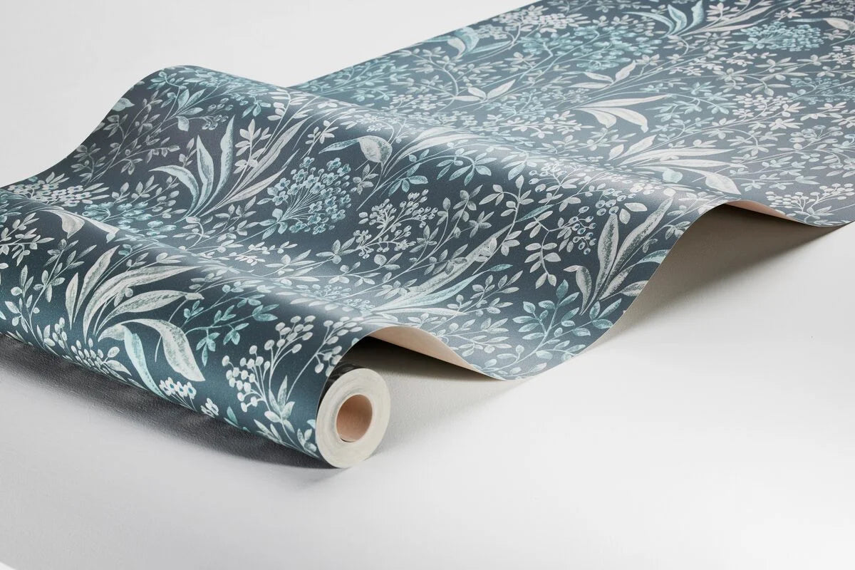 Papierová flizelínová tapeta s rastlinným vzorom NOCTURNE tmavomodrá