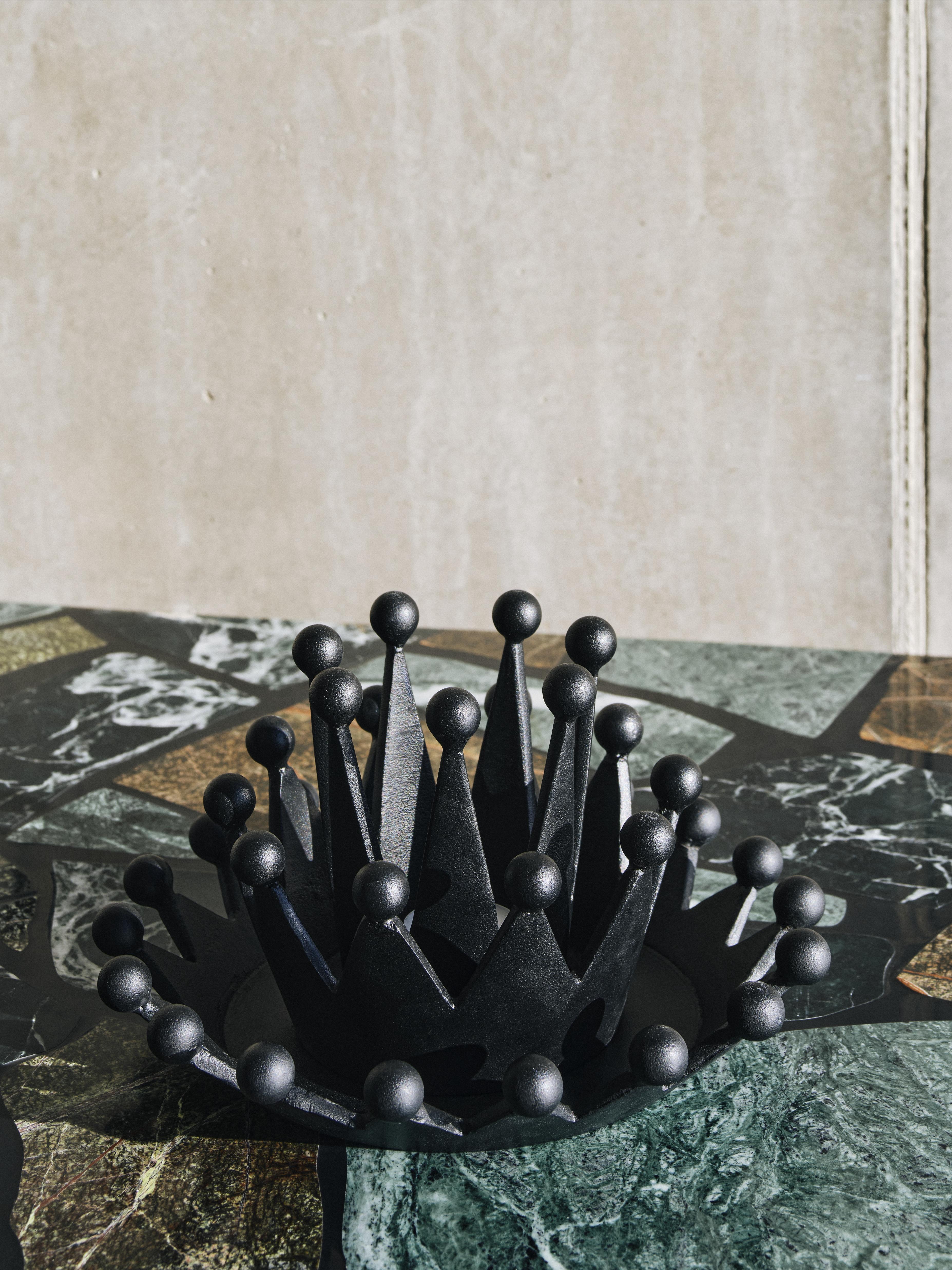 Dekorácia CAST CROWN čierna