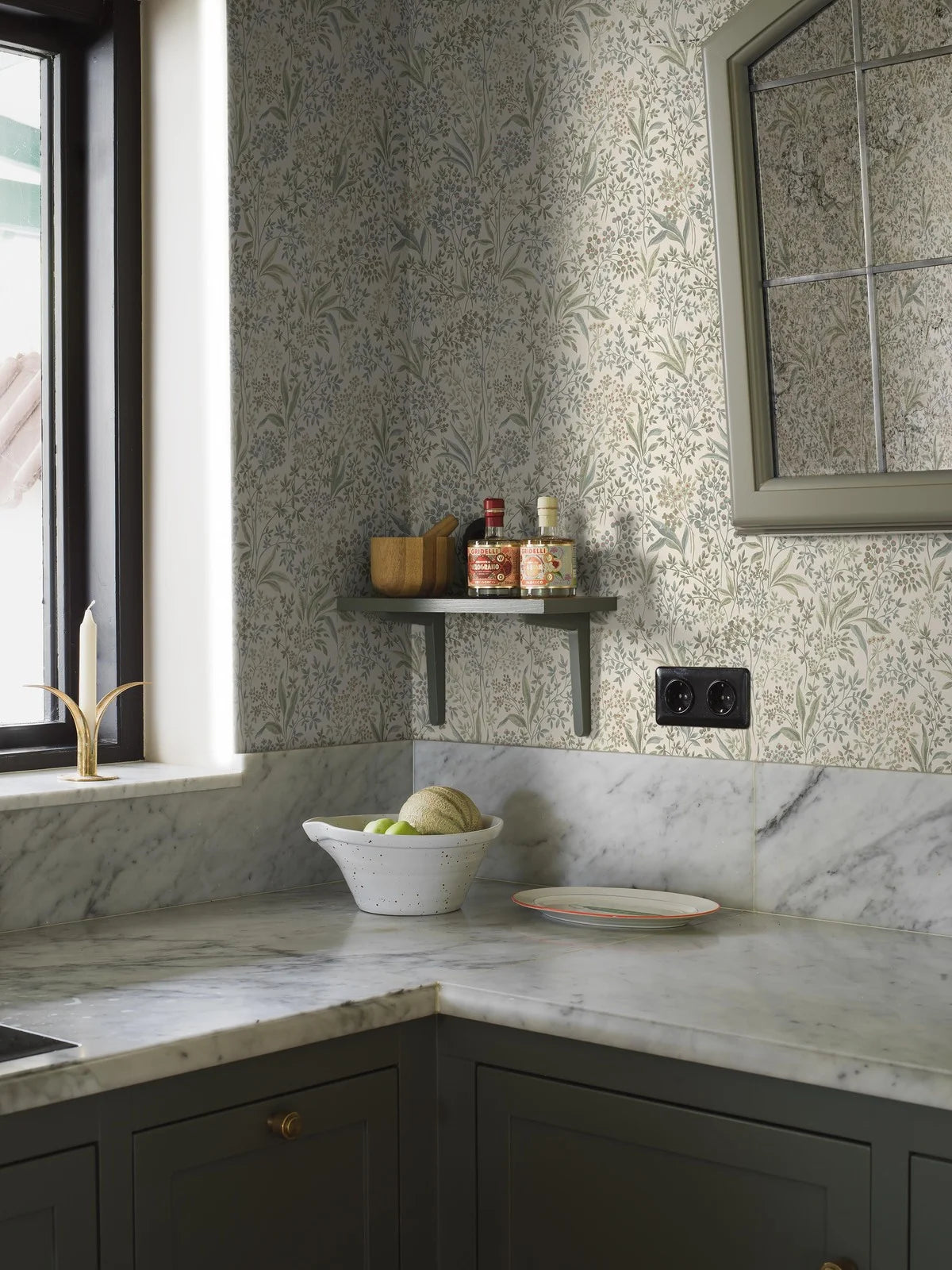 Papierová flizelínová tapeta s rastlinným vzorom NOCTURNE béžová so zelenou