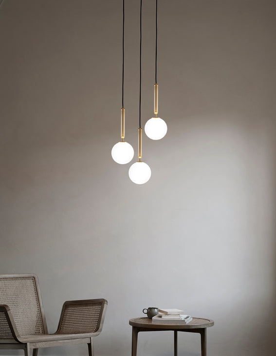 Závesná lampa MIIRA 3 mosadzná s opálovým sklom