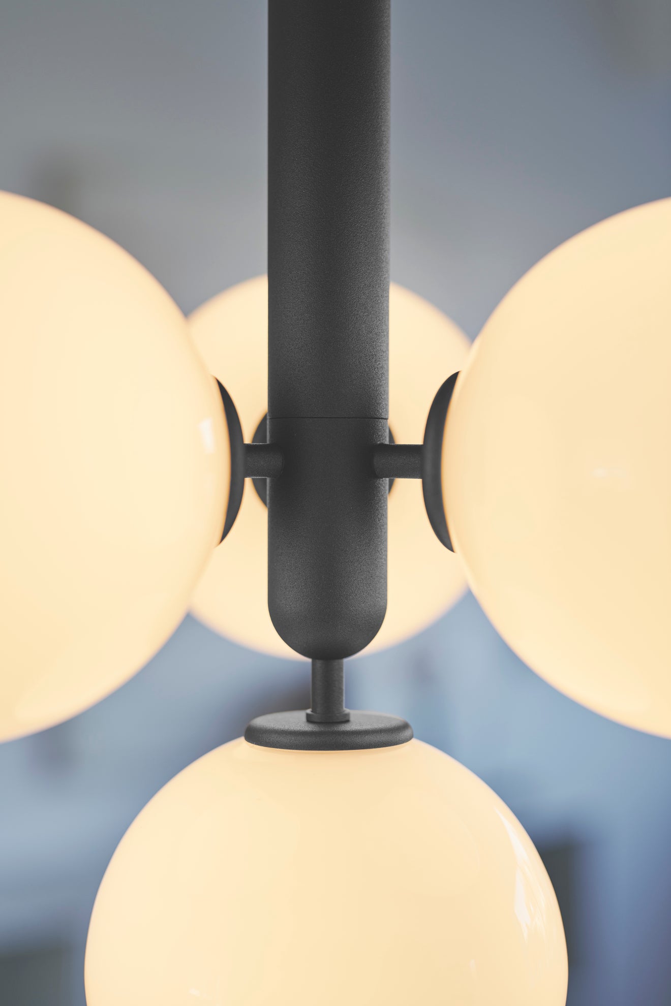 Závesná lampa MIIRA 4 grafitová s opálovým sklom