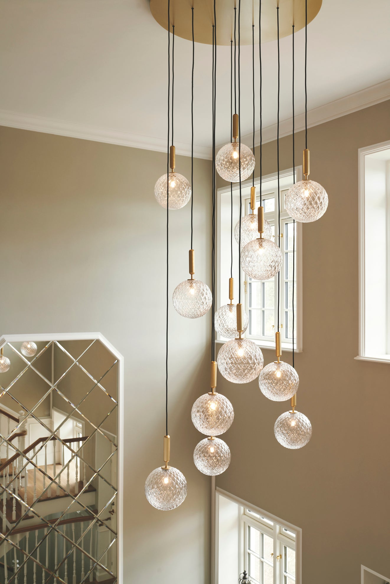 Závesná lampa MIIRA 13 mosadzná s priehľadným sklom
