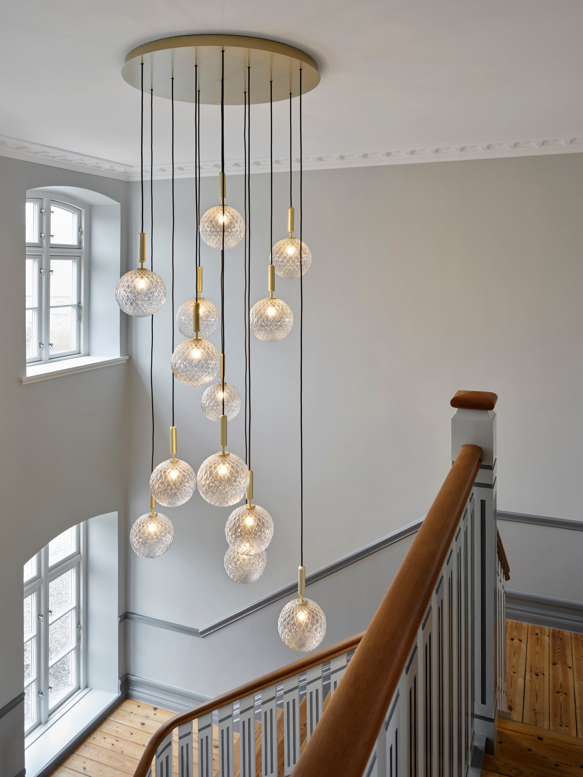 Závesná lampa MIIRA 13 mosadzná s priehľadným sklom