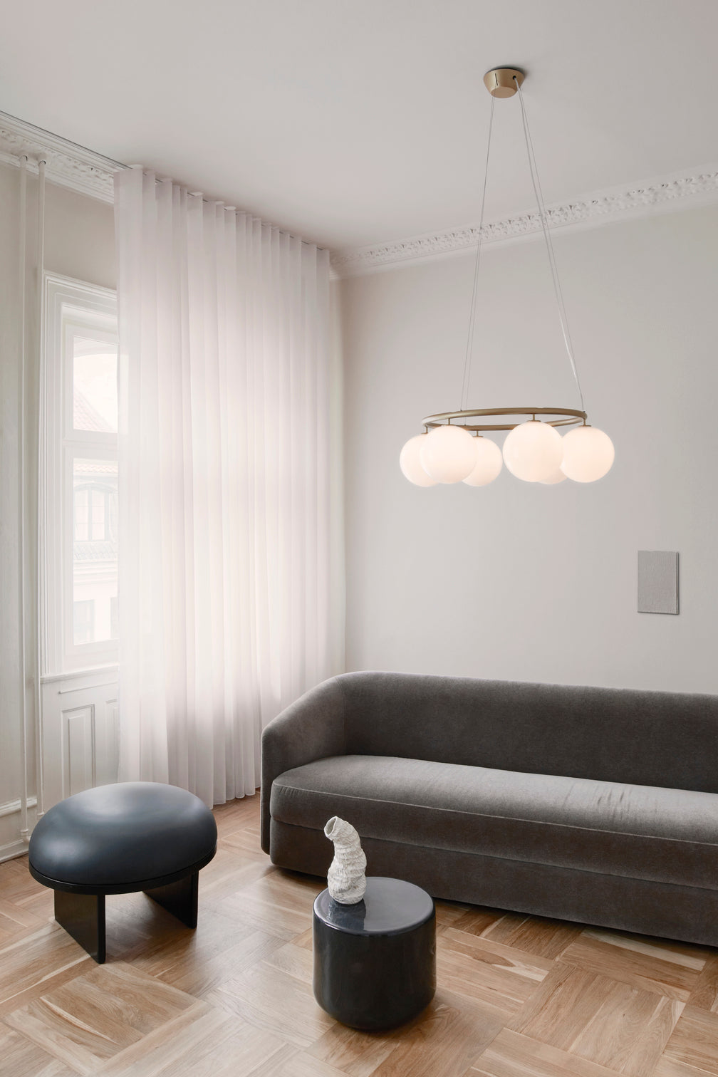 Závesná lampa MIIRA 6 CIRCULAR mosadzná s opálovým sklom