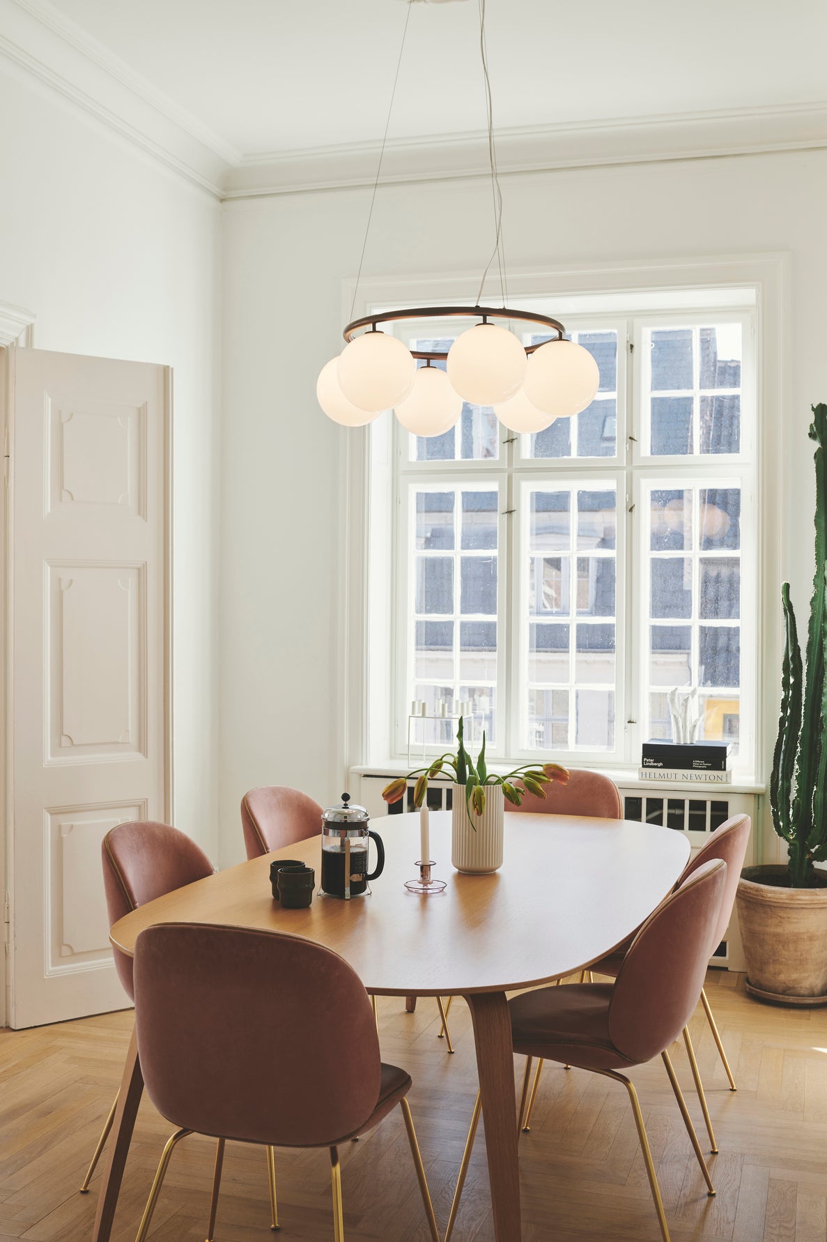 Závesná lampa MIIRA 6 CIRCULAR tmavohnedá s opálovým sklom