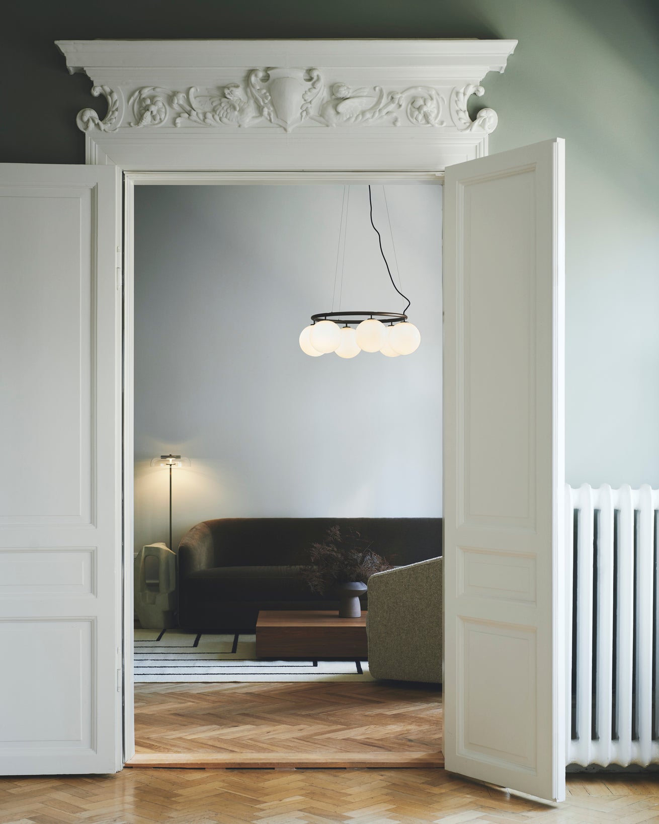 Závesná lampa MIIRA 6 CIRCULAR tmavohnedá s opálovým sklom