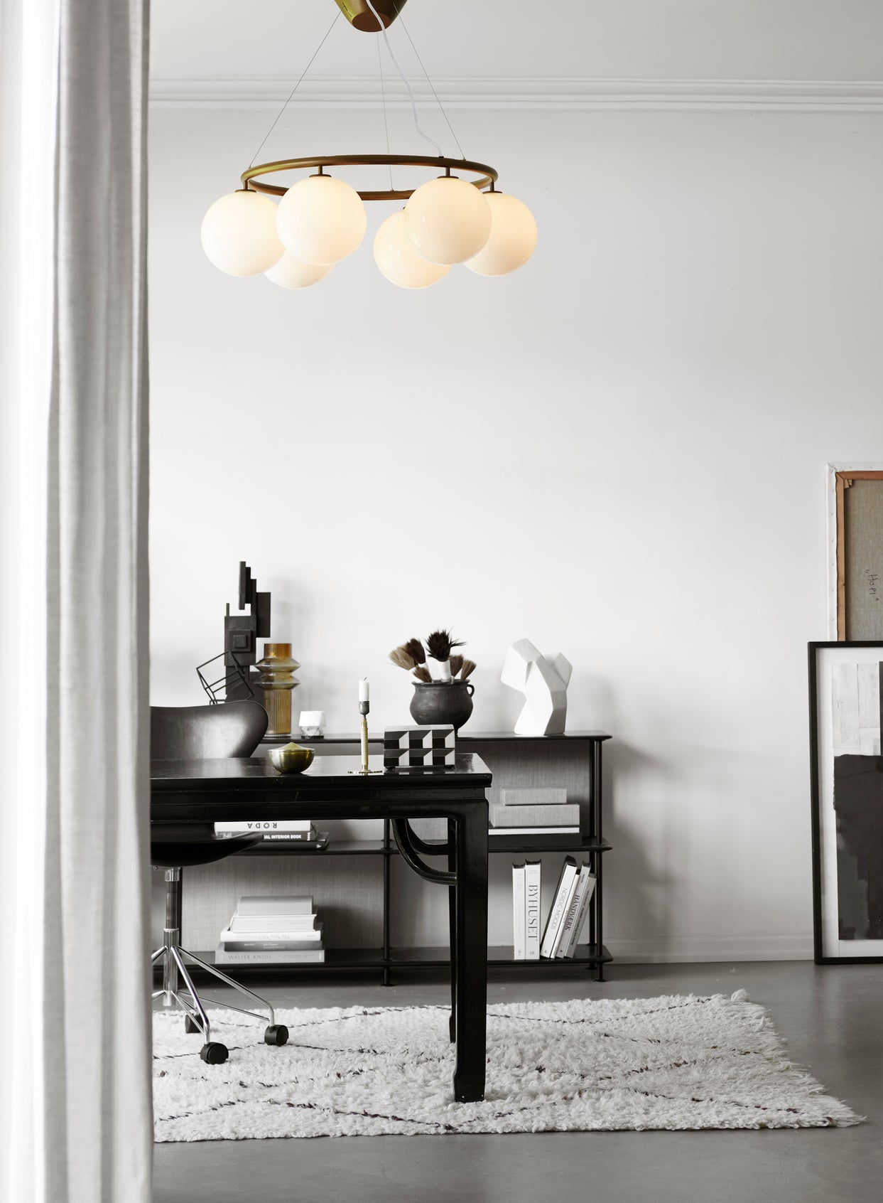 Závesná lampa MIIRA 6 CIRCULAR tmavohnedá s opálovým sklom