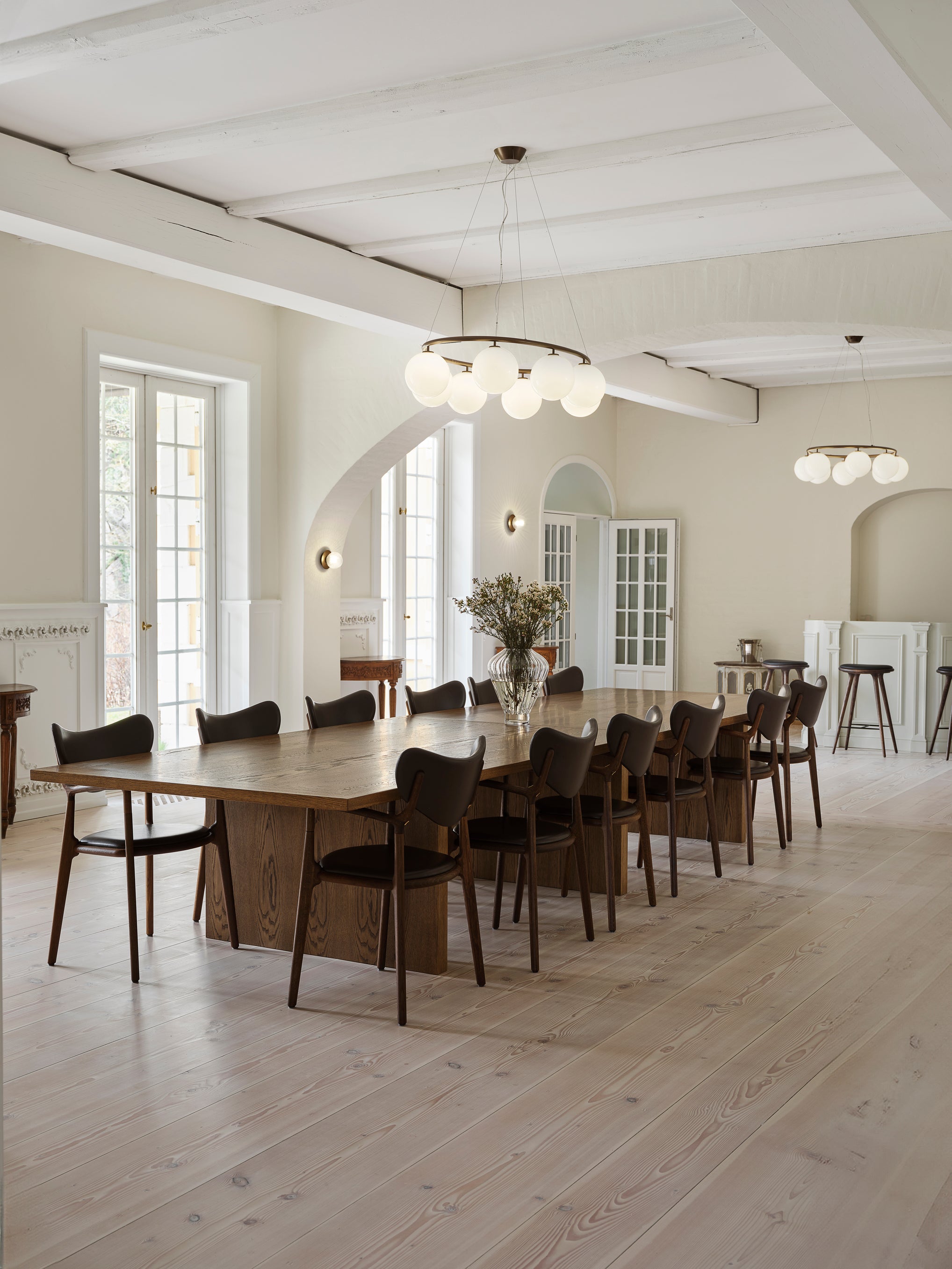 Závesná lampa MIIRA 8 OVAL tmavohnedá s opálovým sklom