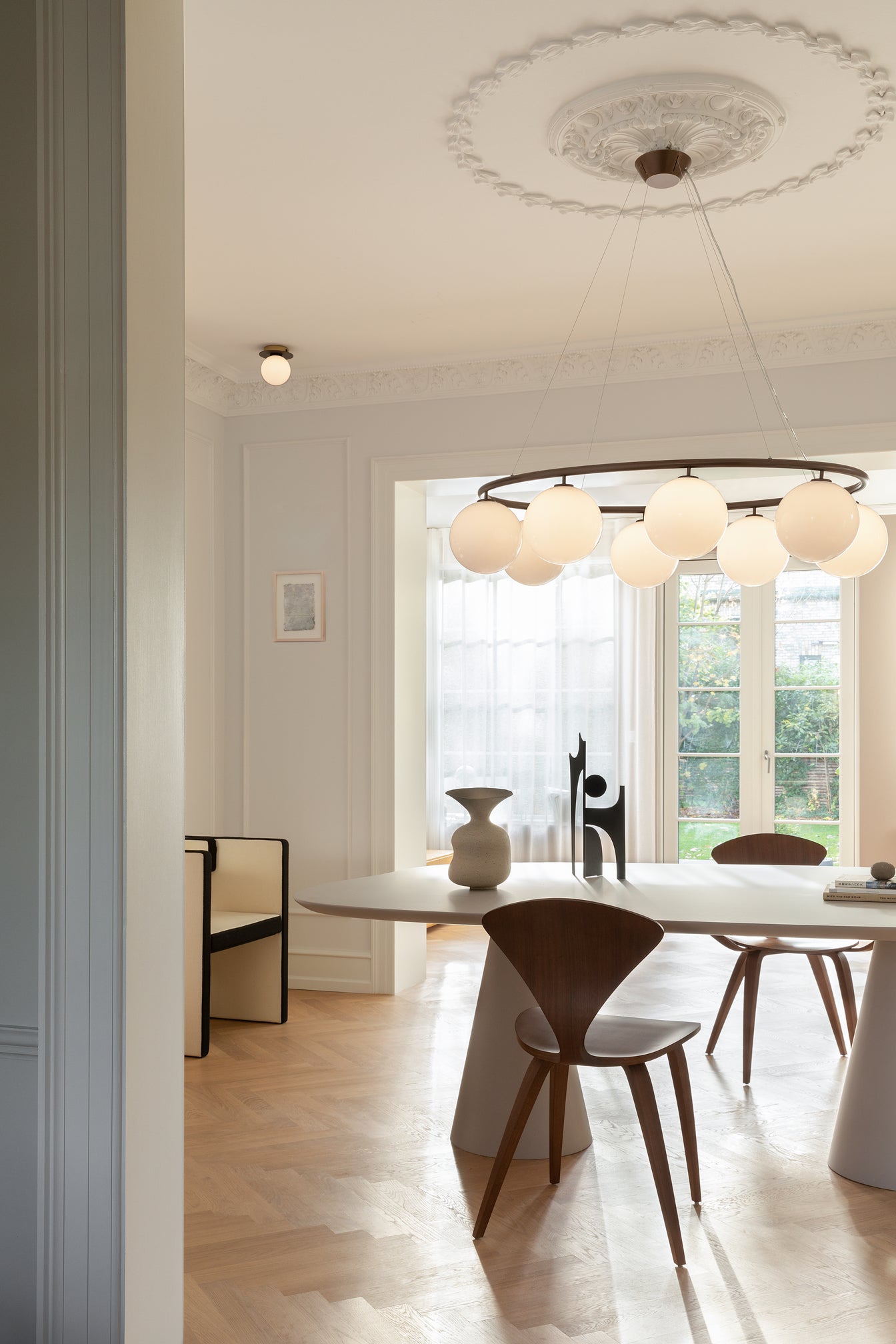 Závesná lampa MIIRA 8 OVAL tmavohnedá s opálovým sklom