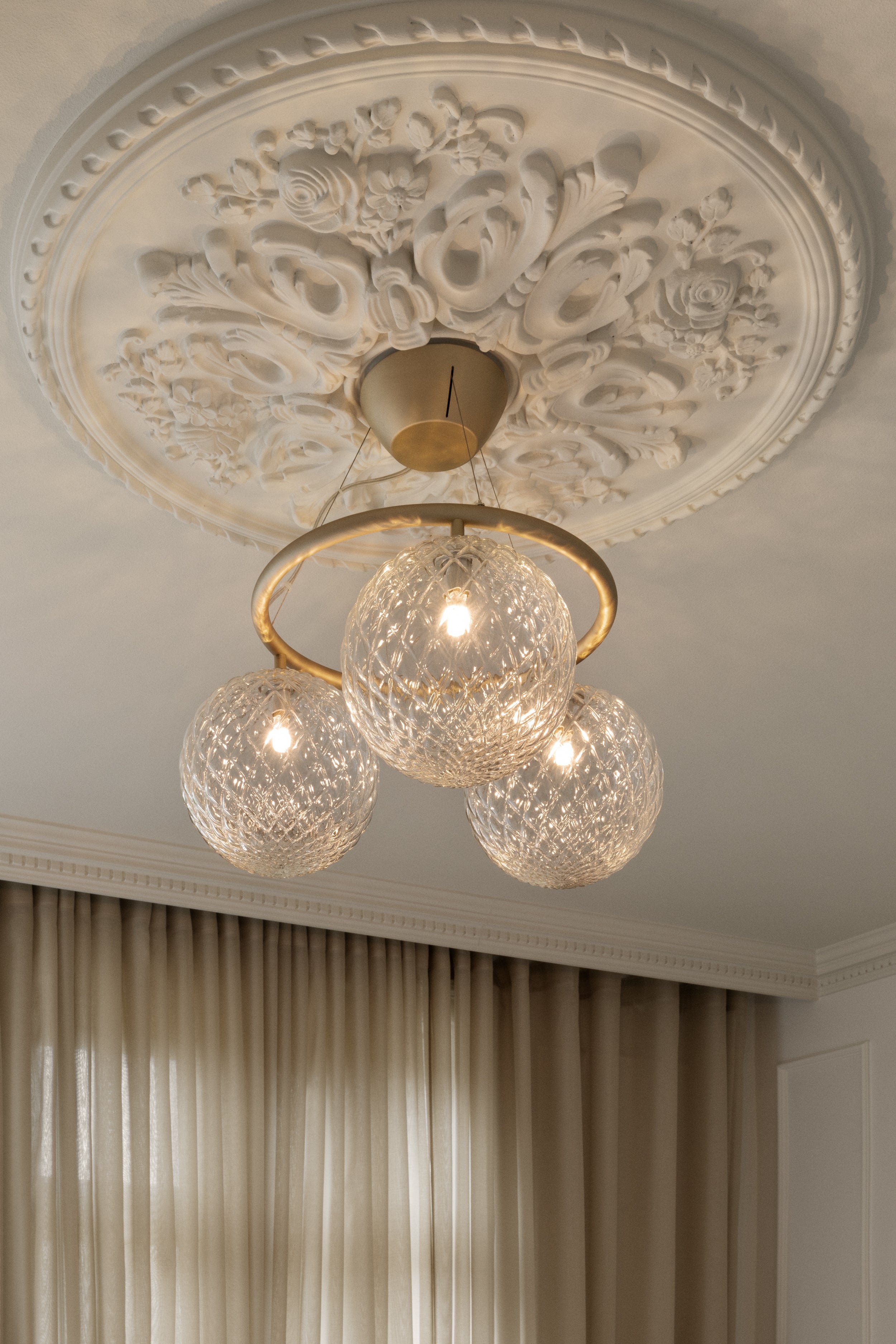 Závesná lampa MIIRA 3 CIRCULAR mosadzná s priehľadným sklom