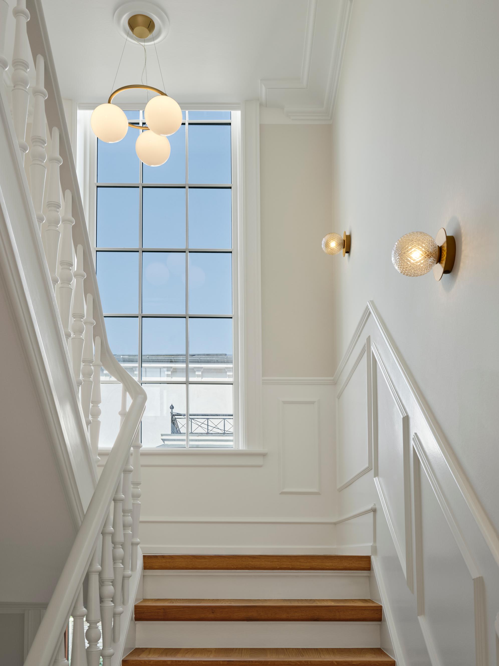 Závesná lampa MIIRA 3 CIRCULAR mosadzná s opálovým sklom