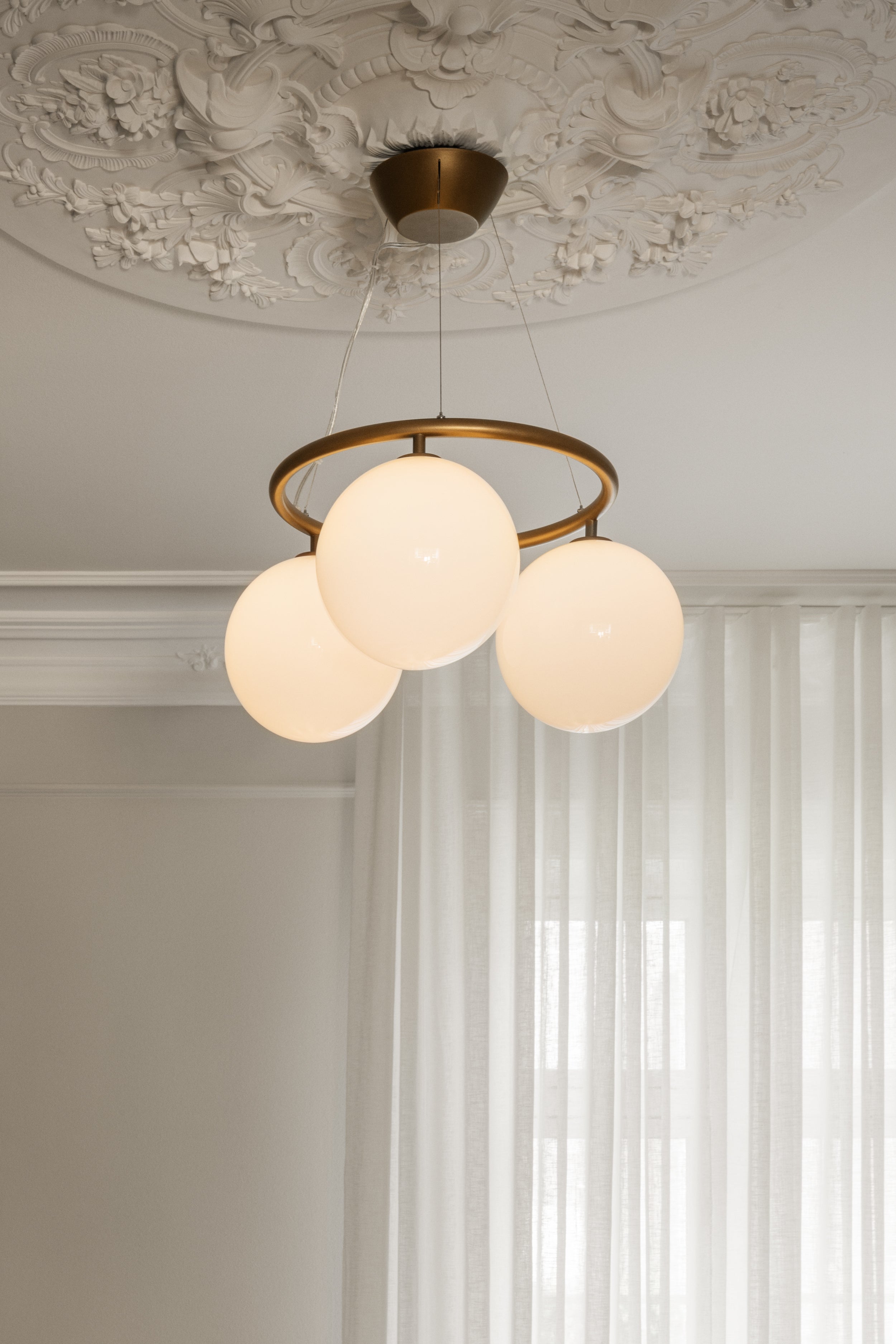 Závesná lampa MIIRA 3 CIRCULAR tmavohnedá s opálovým sklom